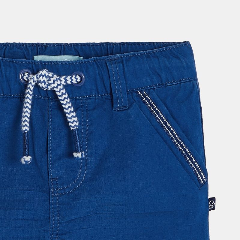 Quần short vải màu đơn giản.
