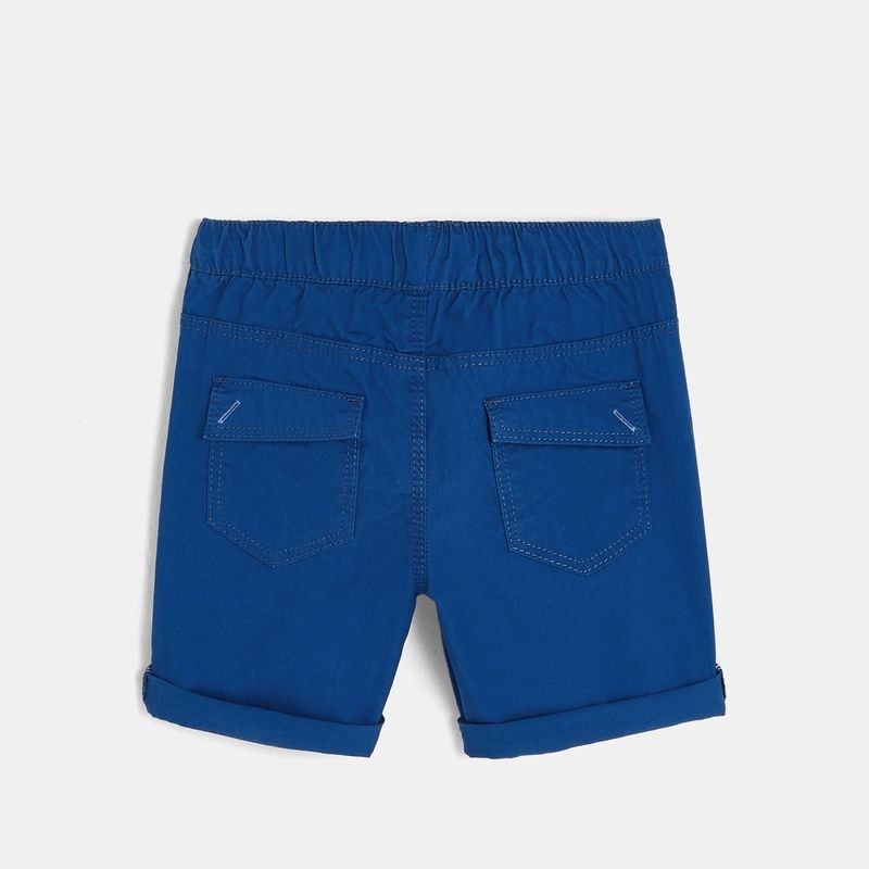Quần short vải màu đơn giản.