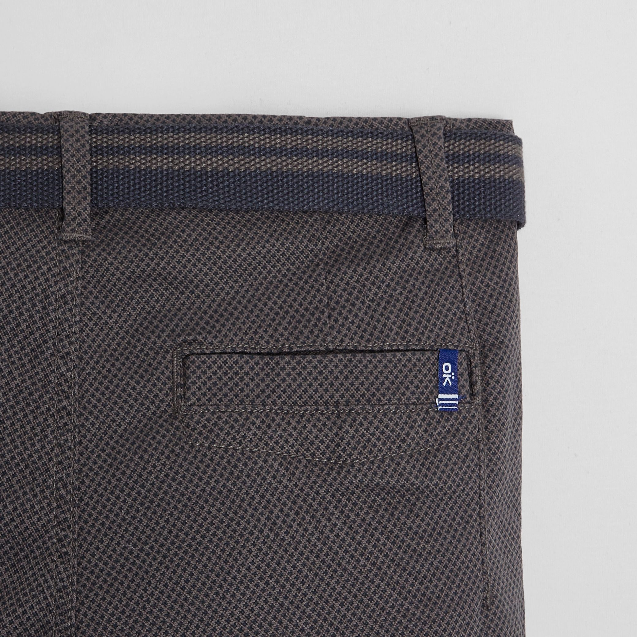 Quần chinos slim-fit