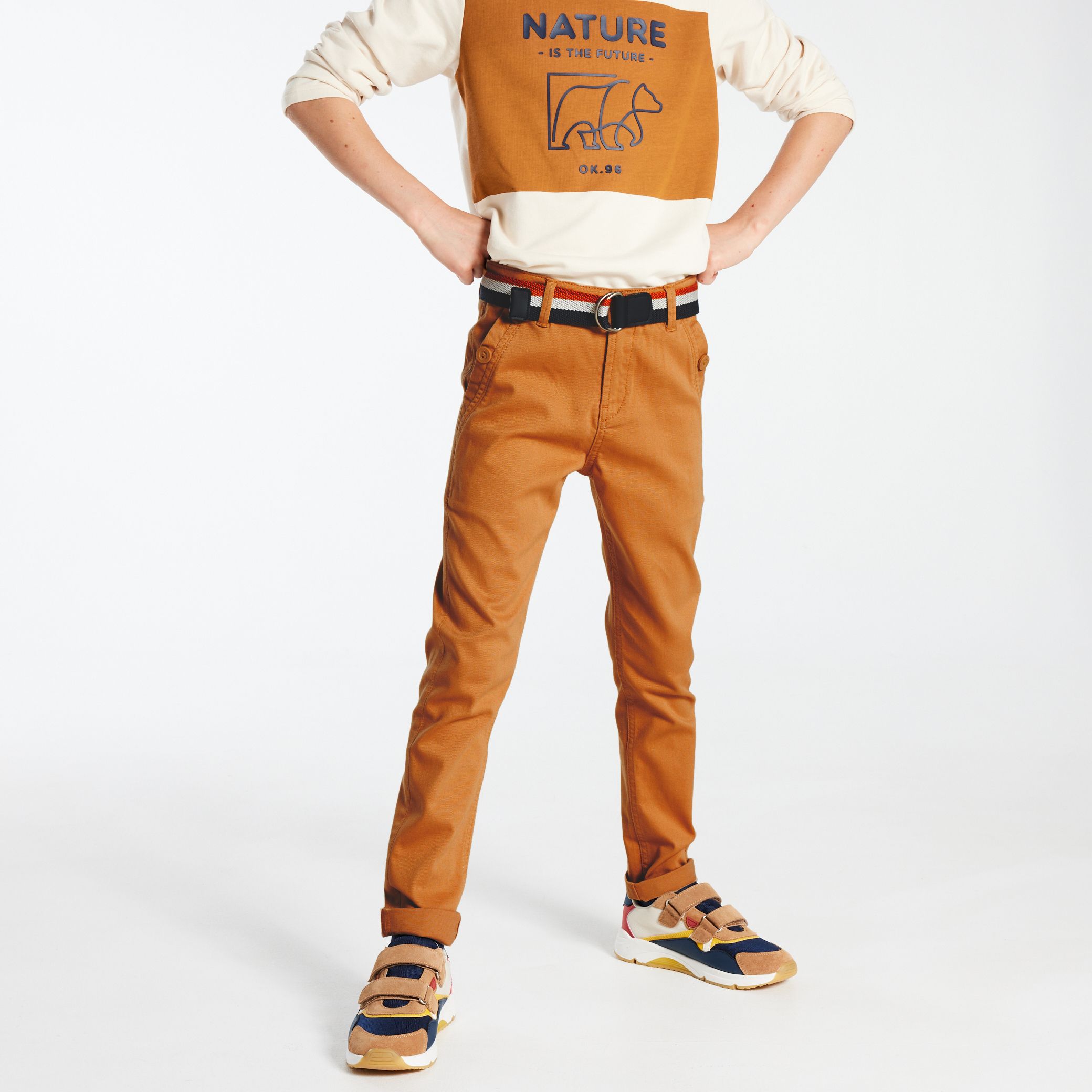 Quần chinos vải trơn slim-fit