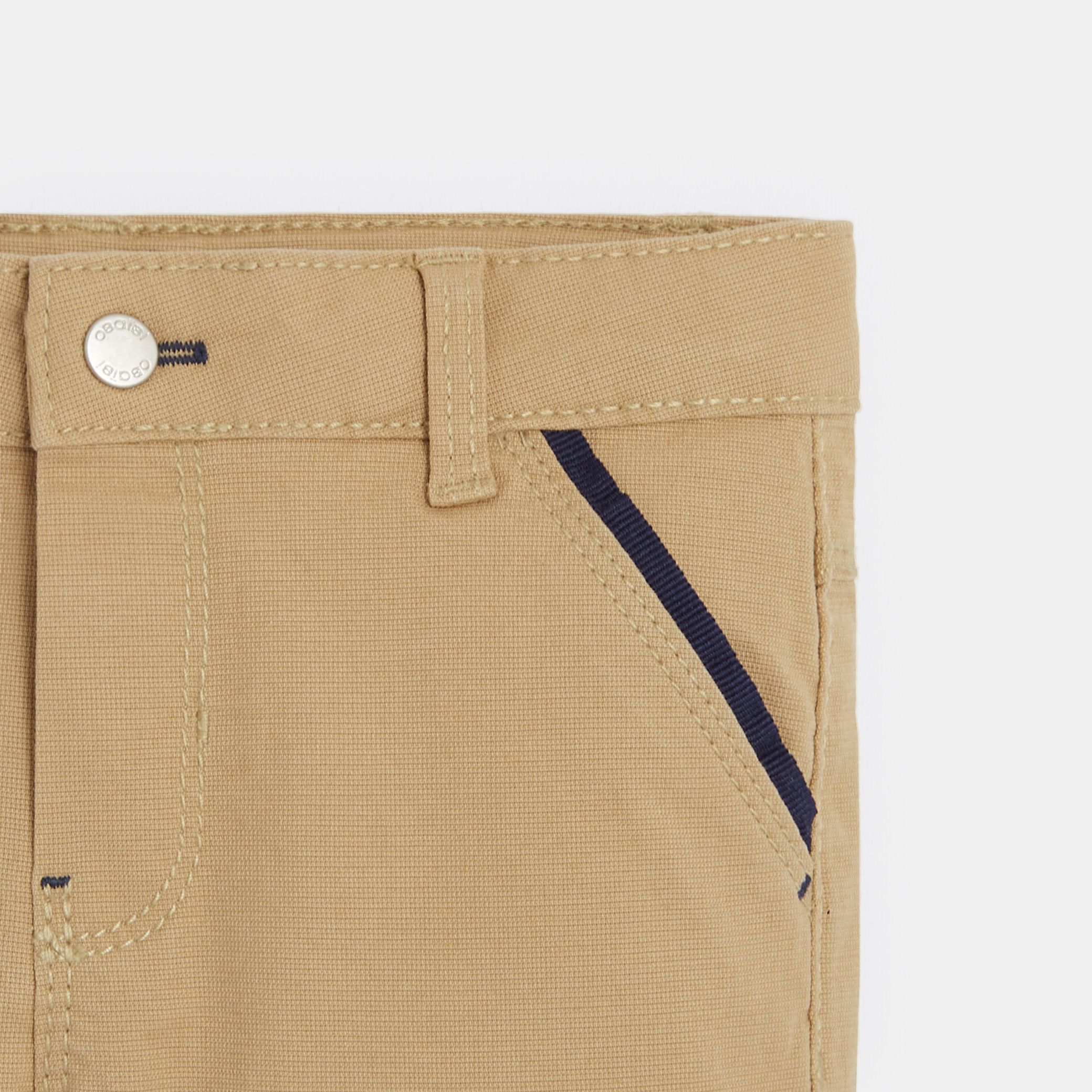 Quần shorts túi nổi bật
