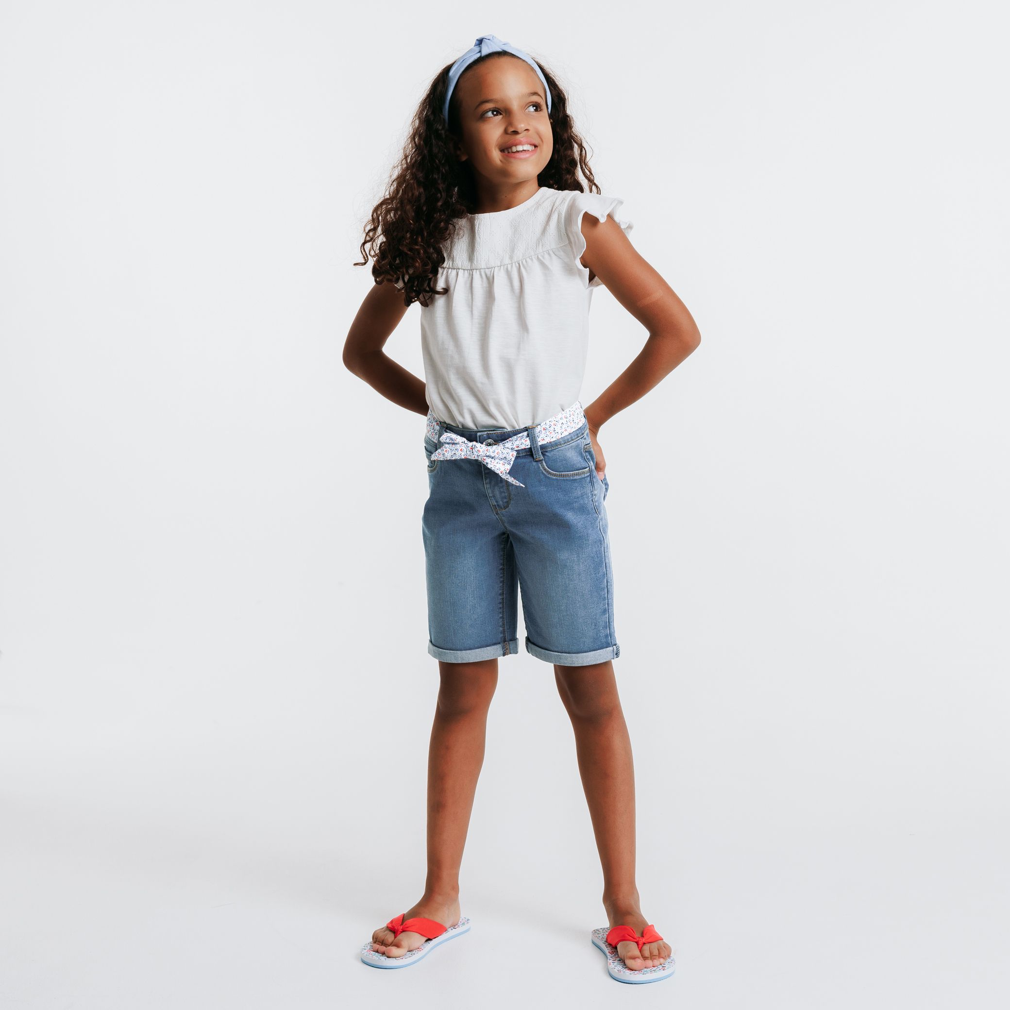 Quần short denim Bermuda và thắt lưng ruy băng