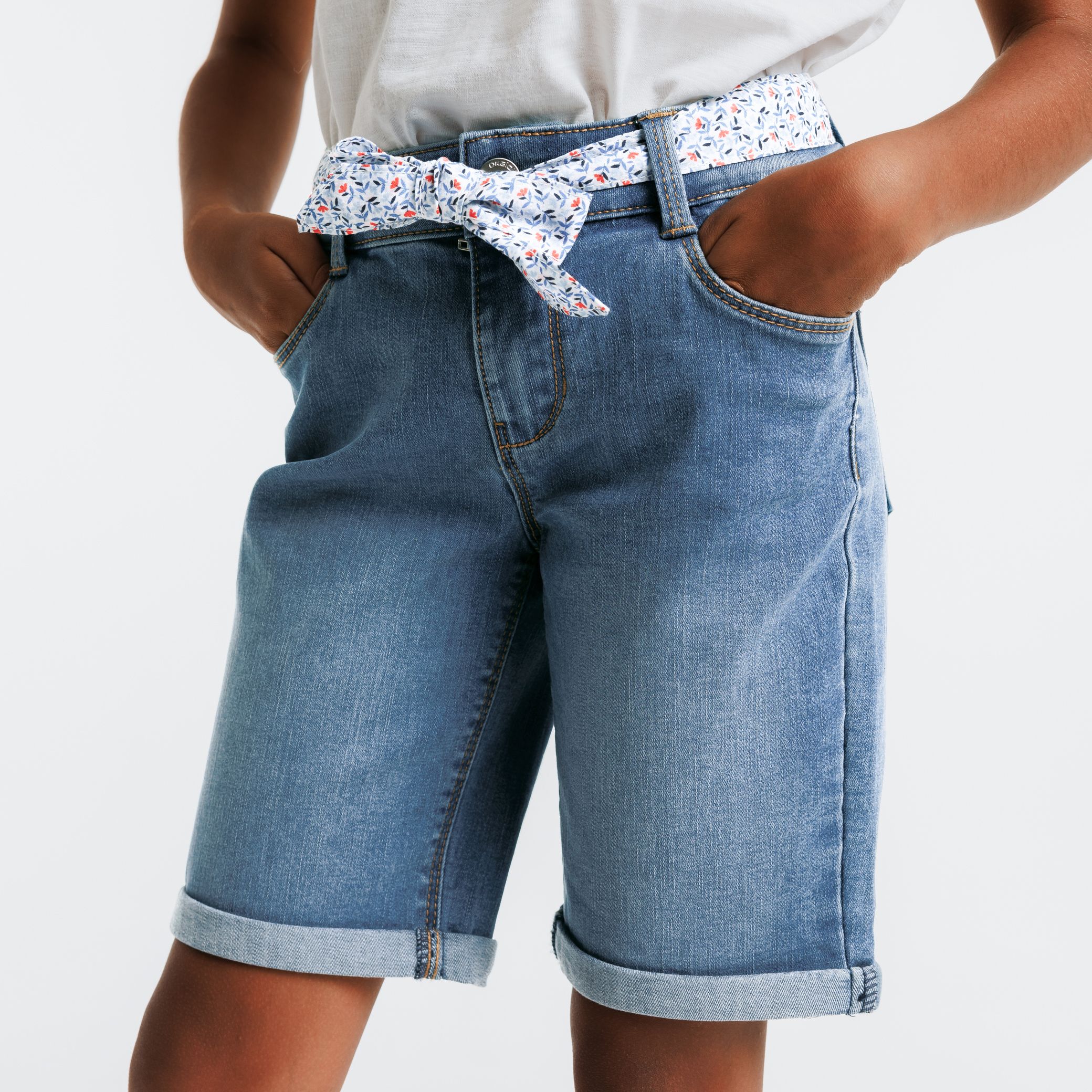 Quần short denim Bermuda và thắt lưng ruy băng