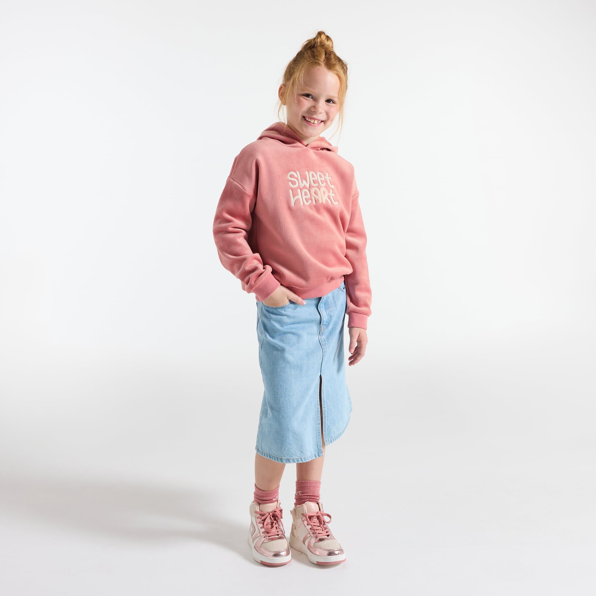 Áo sweatshirt thêu slogan
