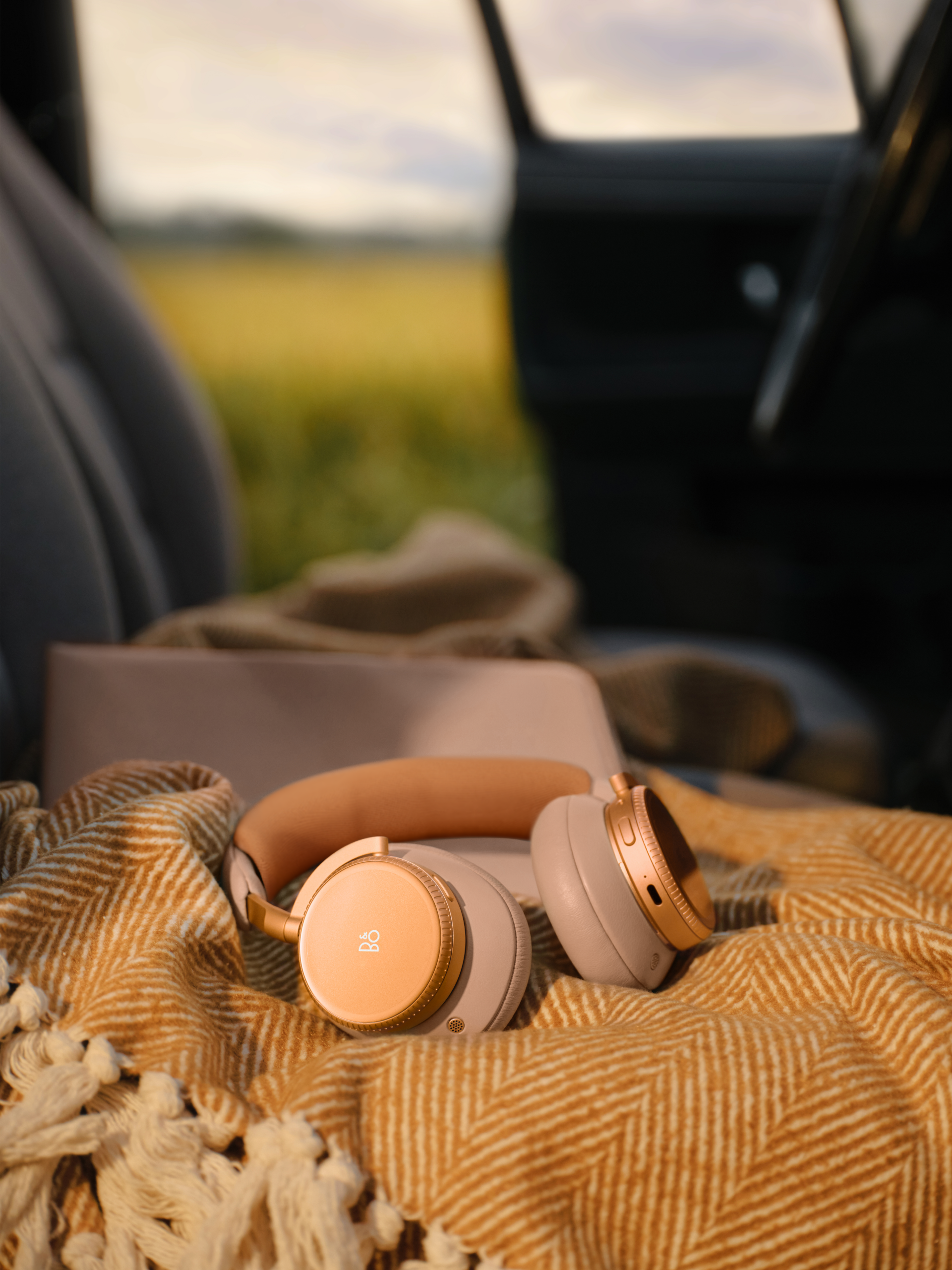 Bang & Olufsen - Tai nghe Beoplay H100