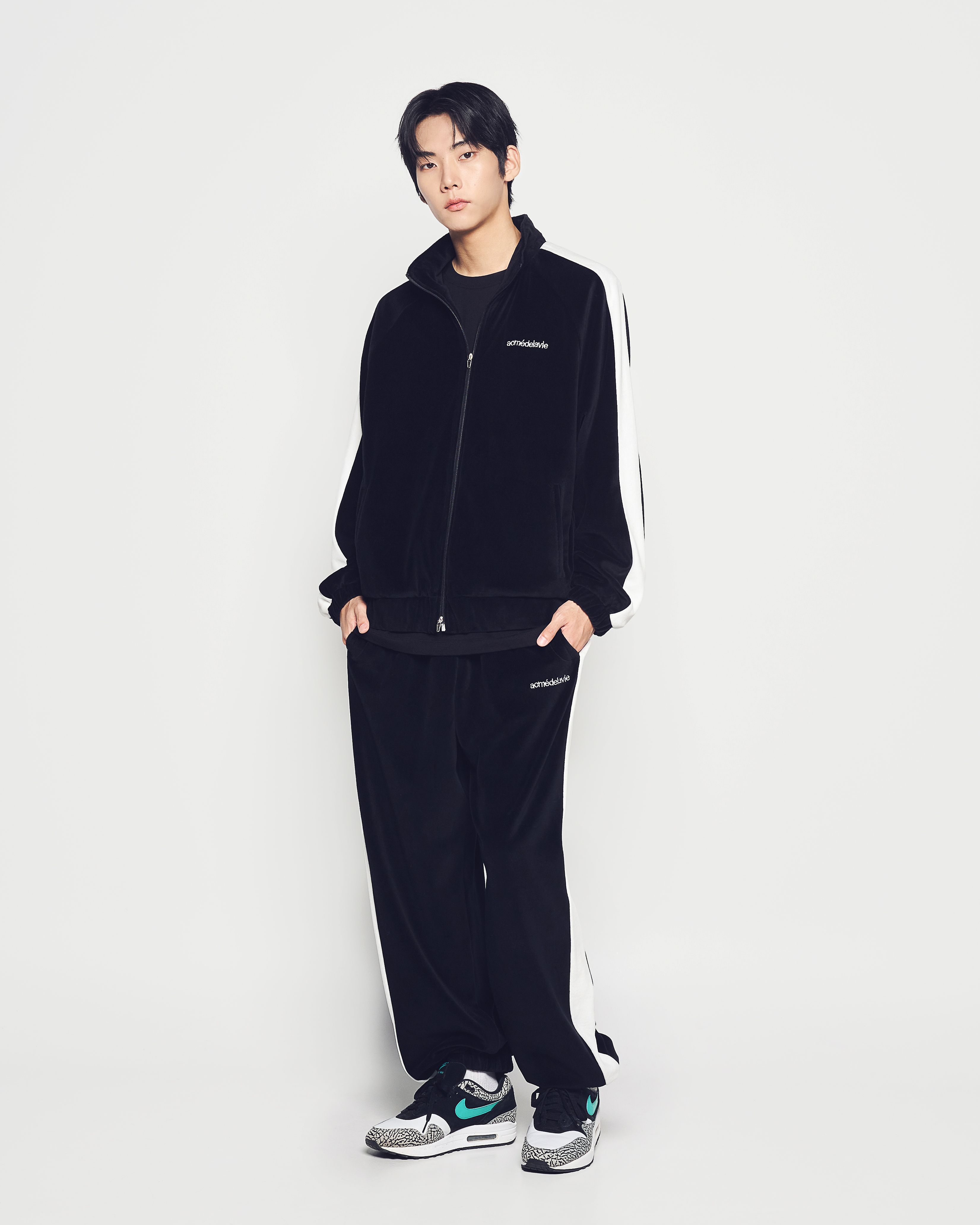 Quần dài thể thao Velour String Đen