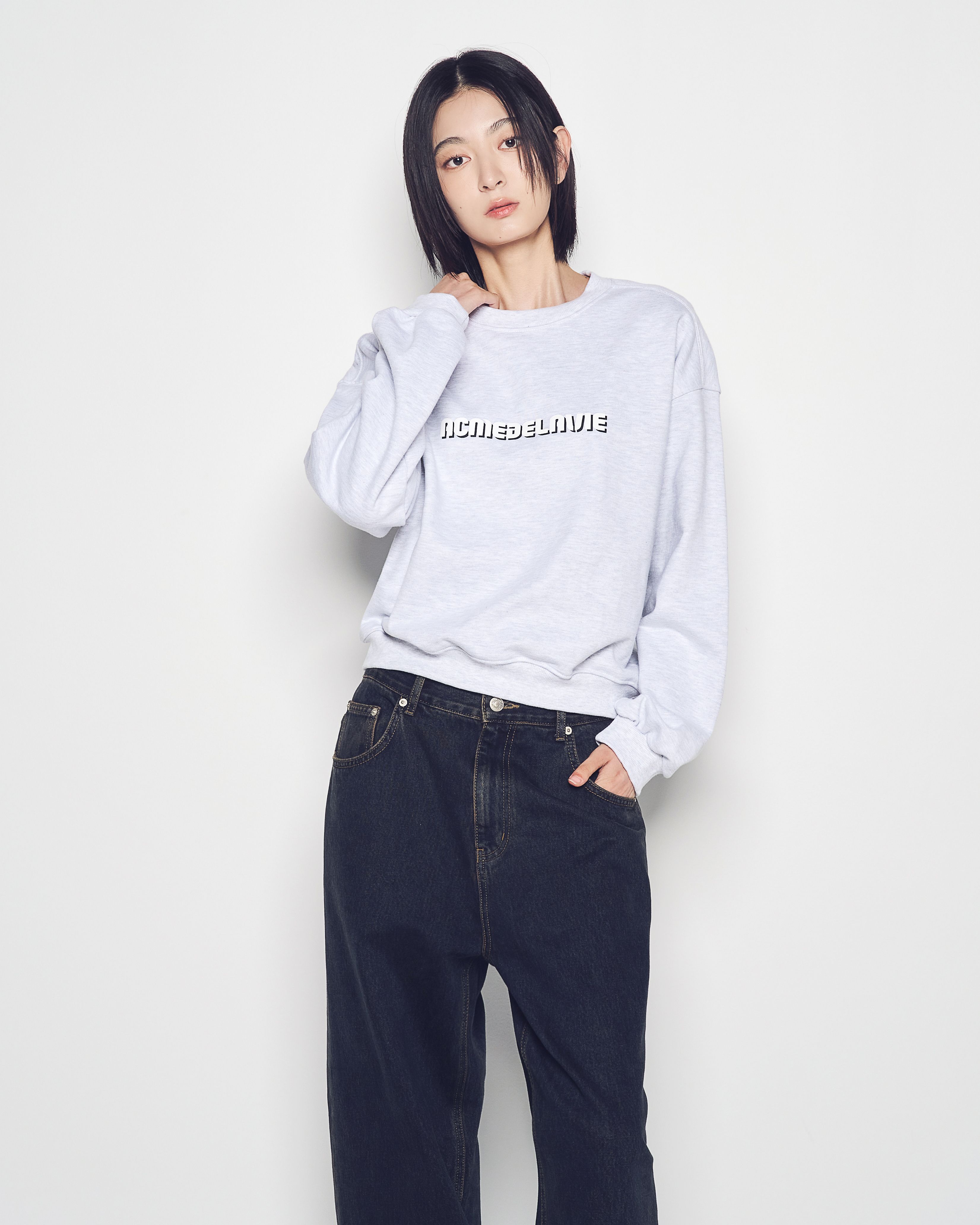 ADLV - Áo Nỉ nữ crop Round Font Lettering Muối tiêu