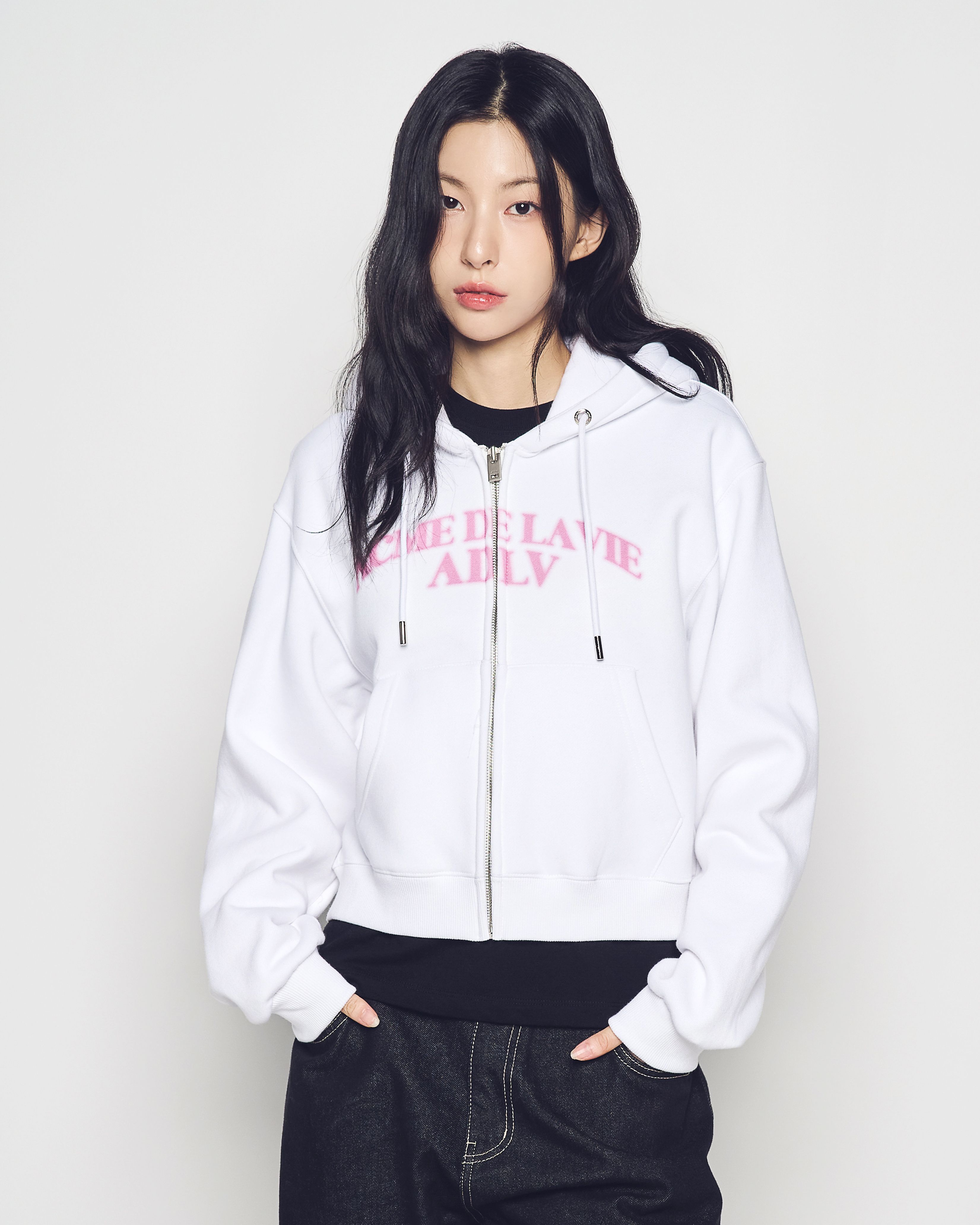 ADLV - Áo Hoodie nữ crop kéo khóa Arch Shaped Logo Napping Trắng