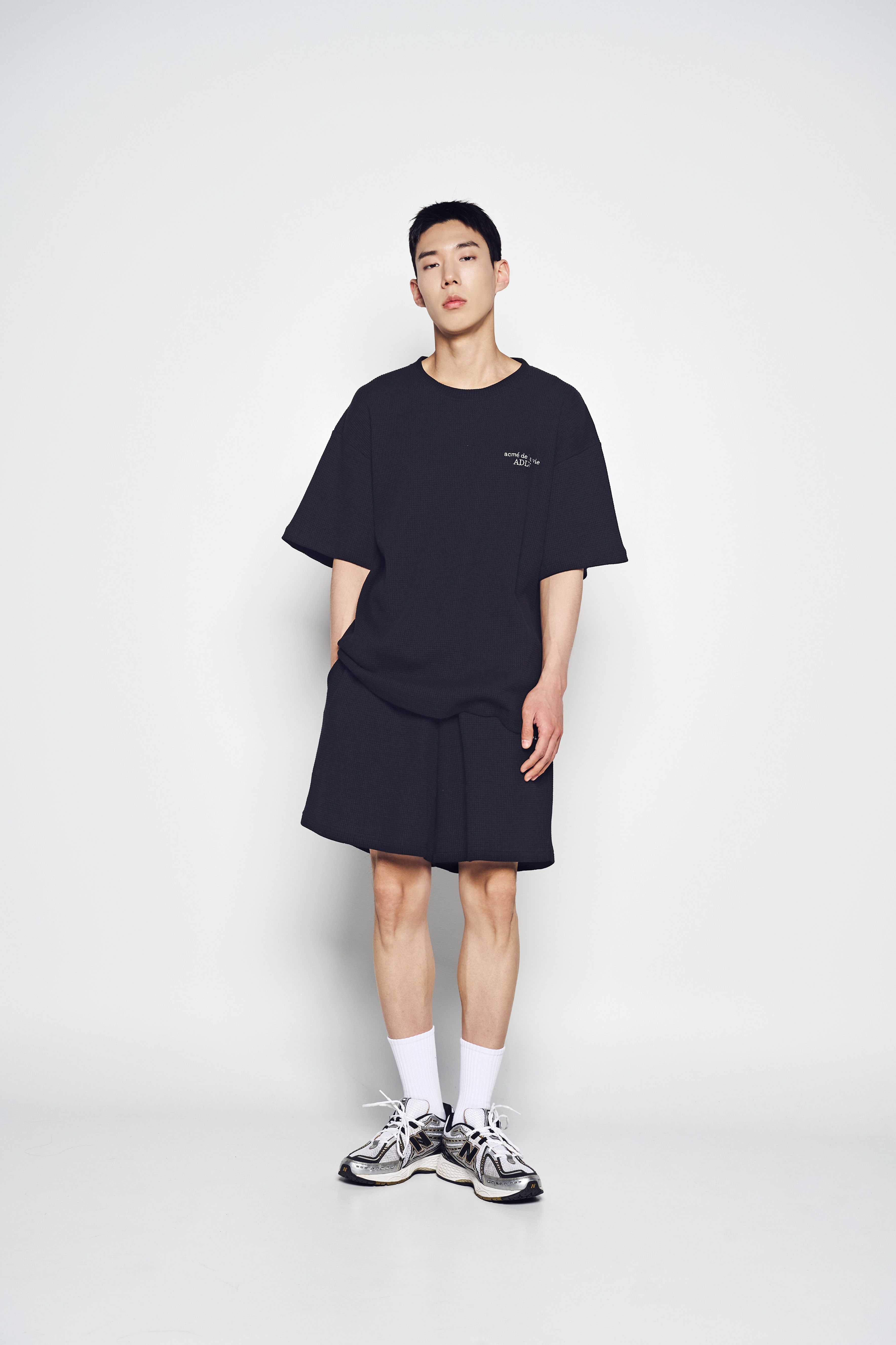 Quần Short Embo Logo Waffle Đen