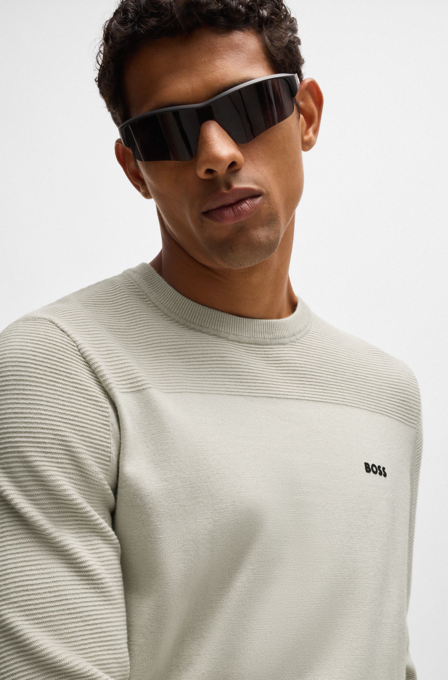 BOSS - Áo sweater cổ tròn với logo từ vải dry-flex thoáng khí