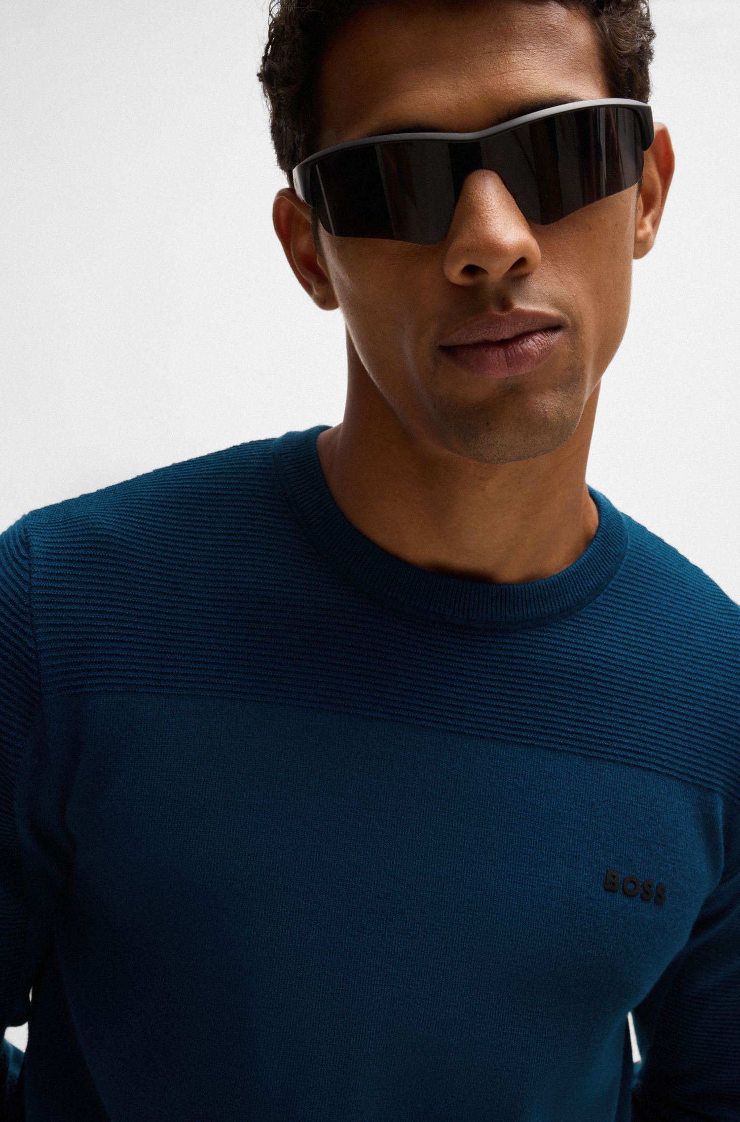 BOSS - Áo sweater cổ tròn với logo từ vải dry-flex thoáng khí