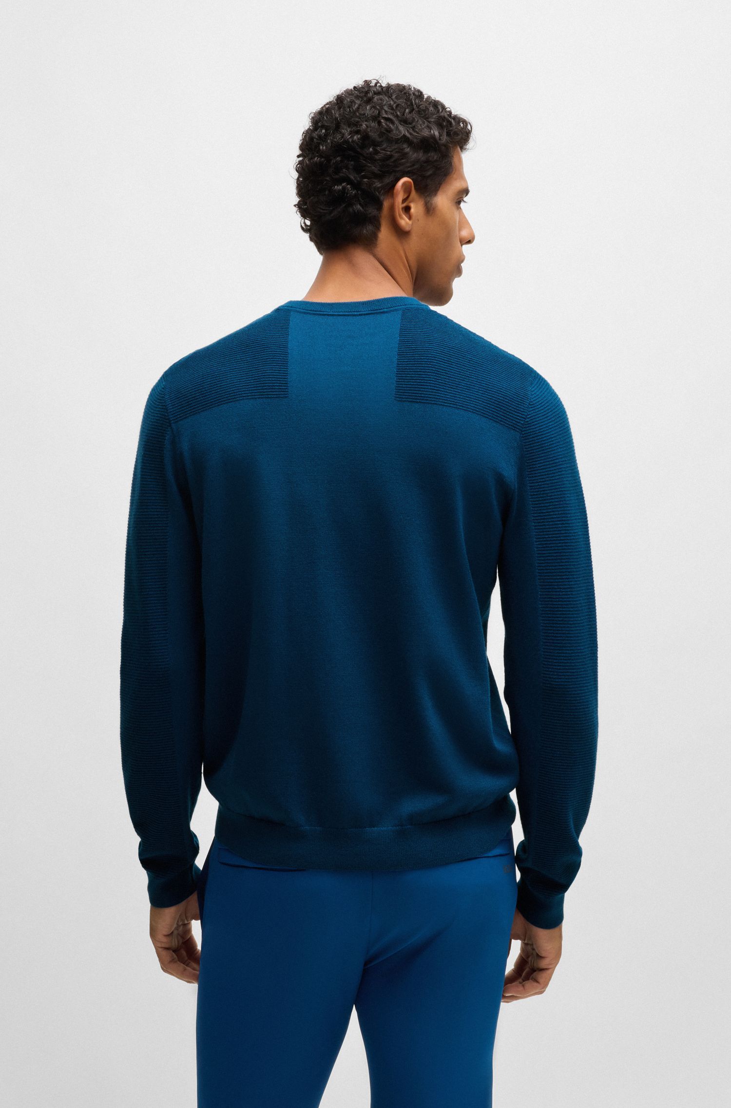 BOSS - Áo sweater cổ tròn với logo từ vải dry-flex thoáng khí