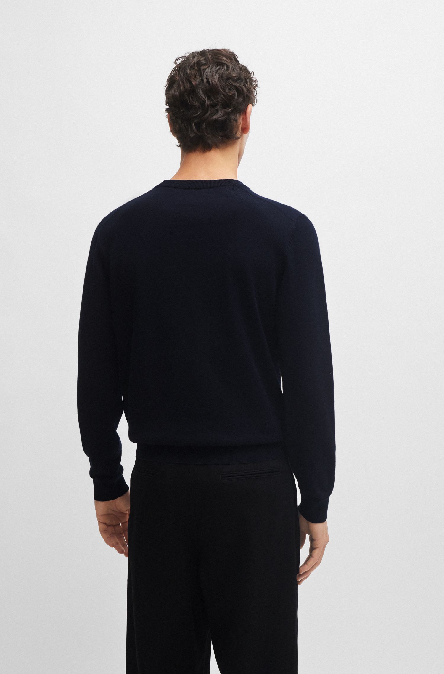 BOSS - Áo sweater cổ V cotton nguyên chất với logo thêu