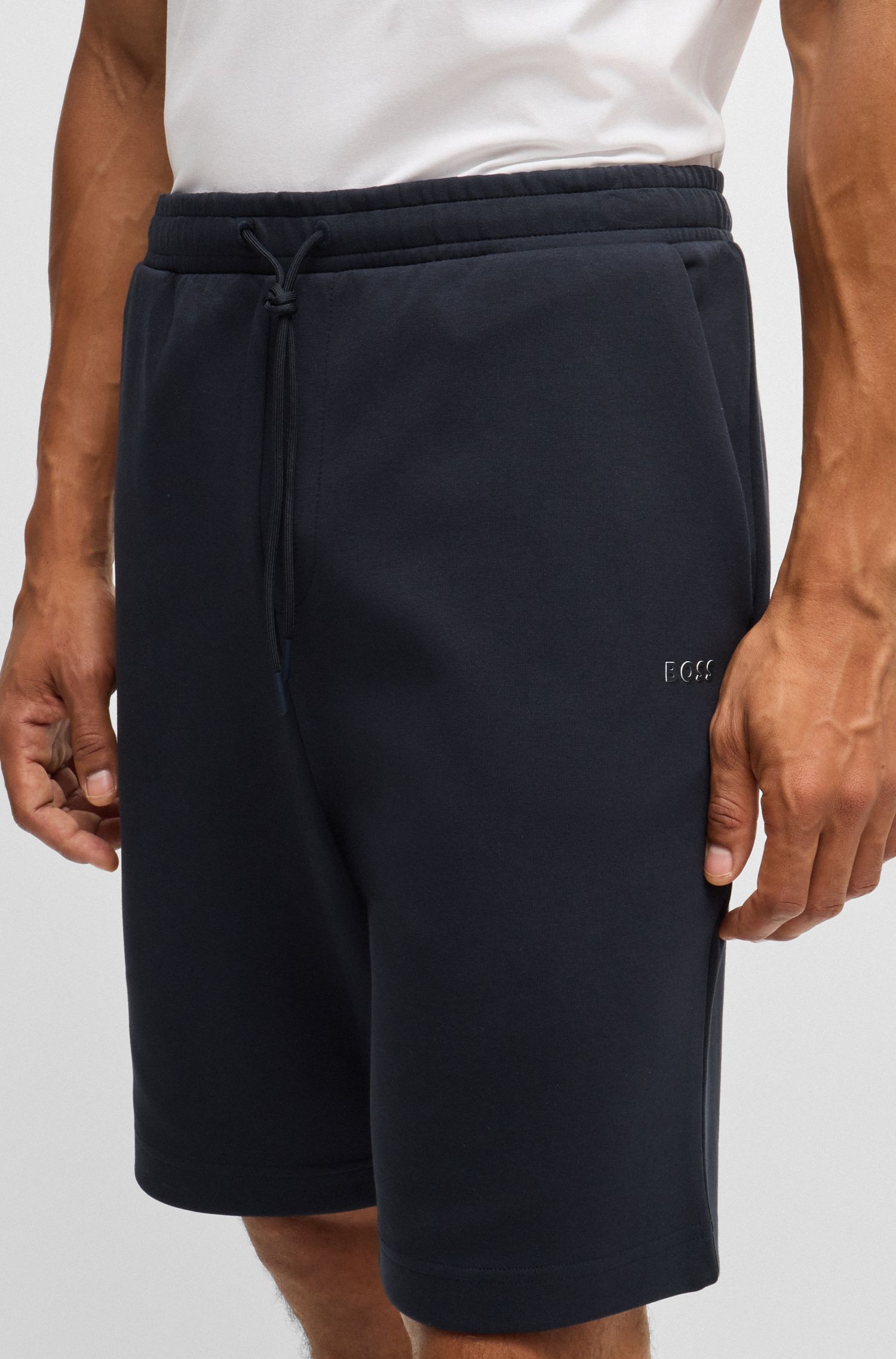 BOSS - Quần shorts regular-fit cotton có logo in chồng