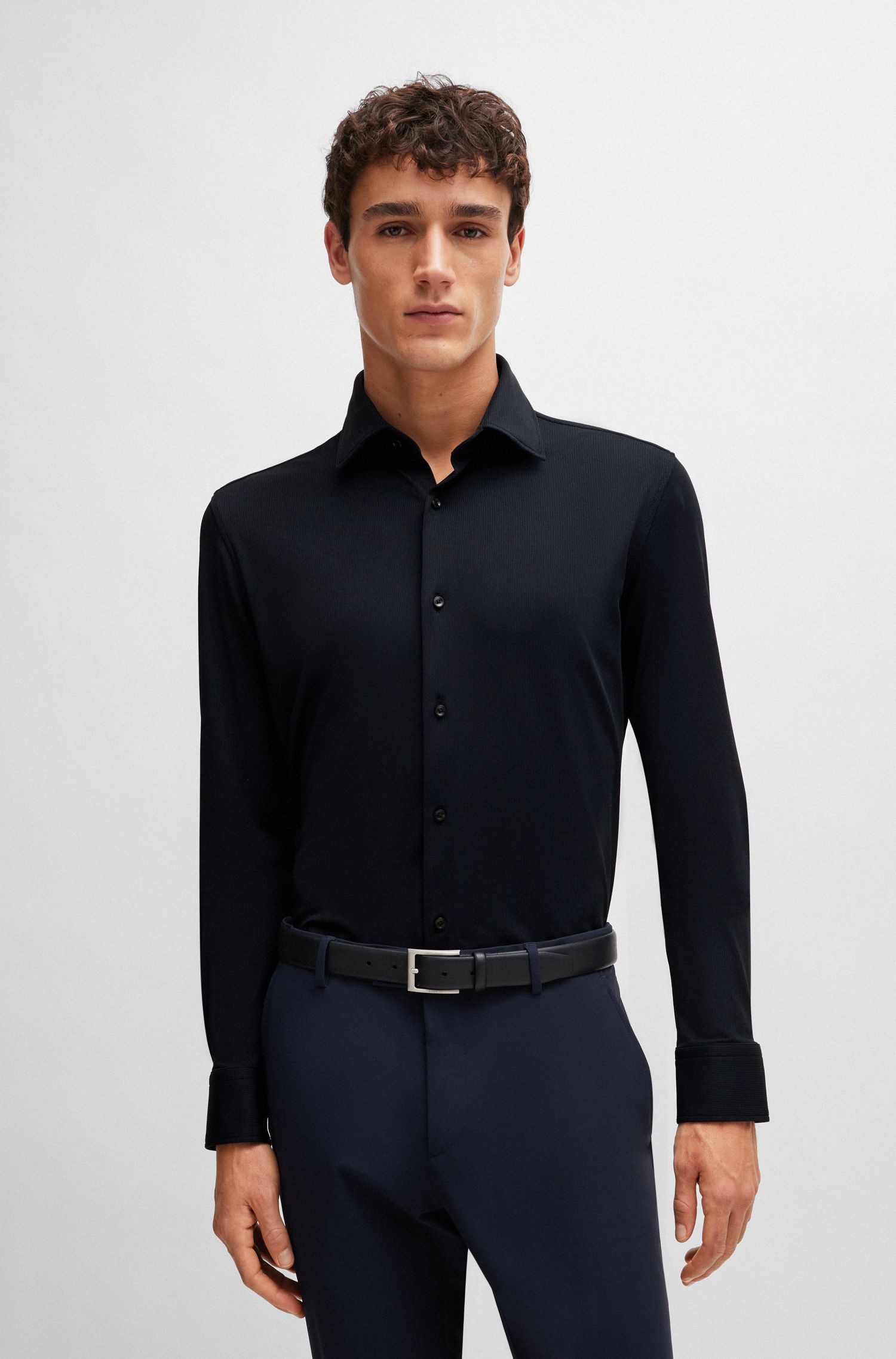 Áo sơ mi dáng ôm slim fit từ vải hiệu suất cao co giãn
