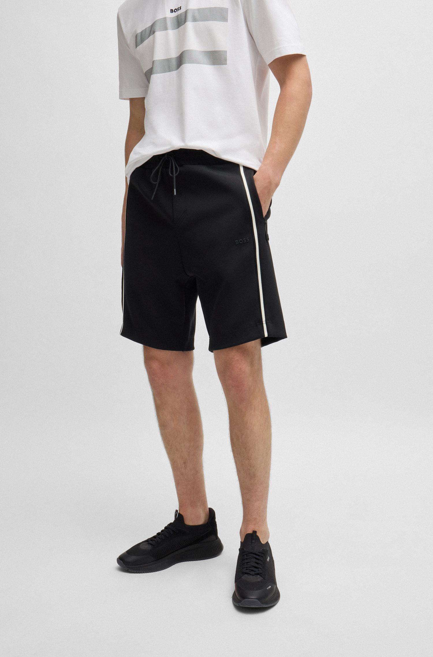 Quần shorts dáng regular-fit có đường kẻ đặc trưng