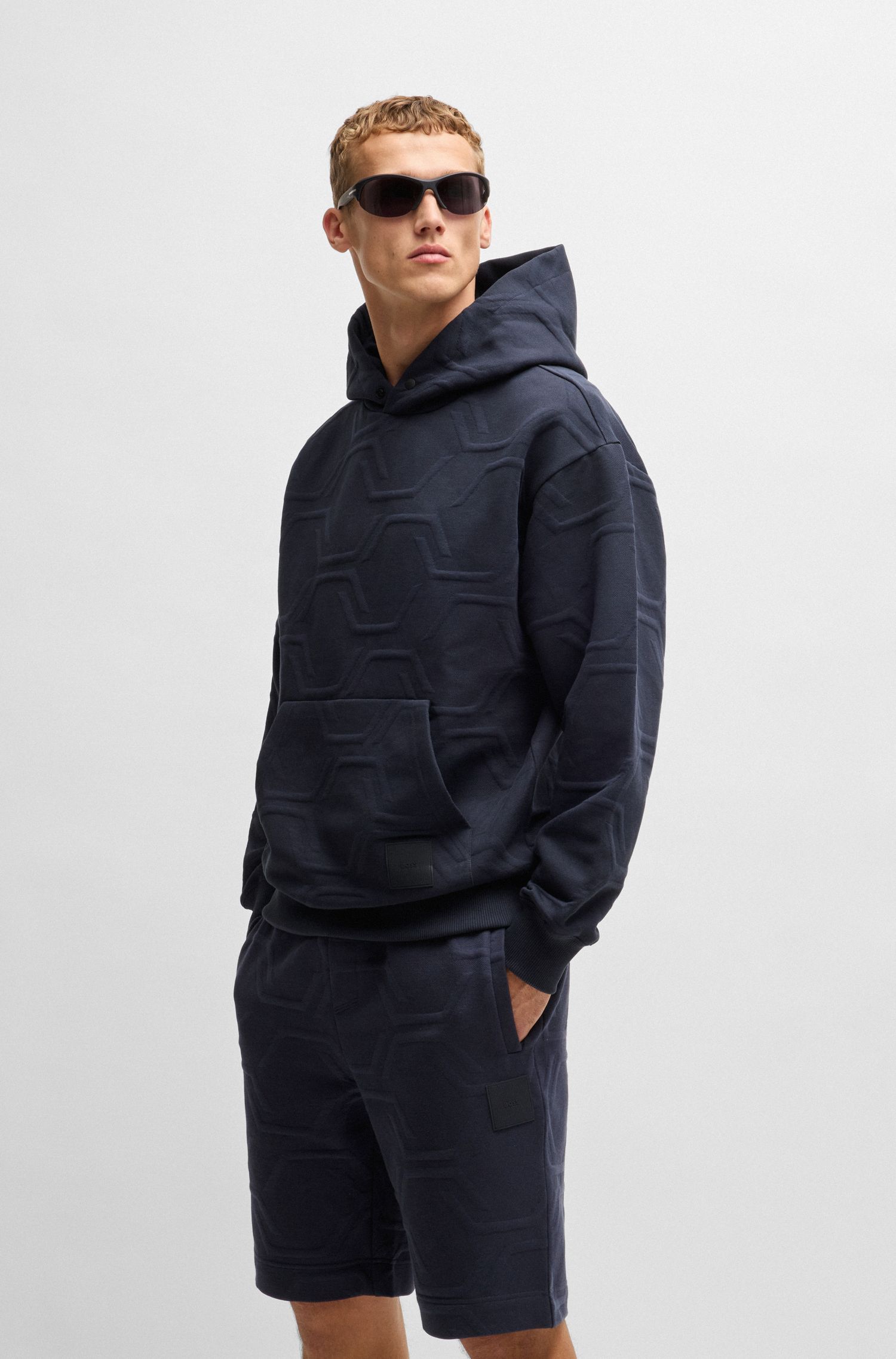 Áo hoodie dáng relaxed fit với vải chần bông