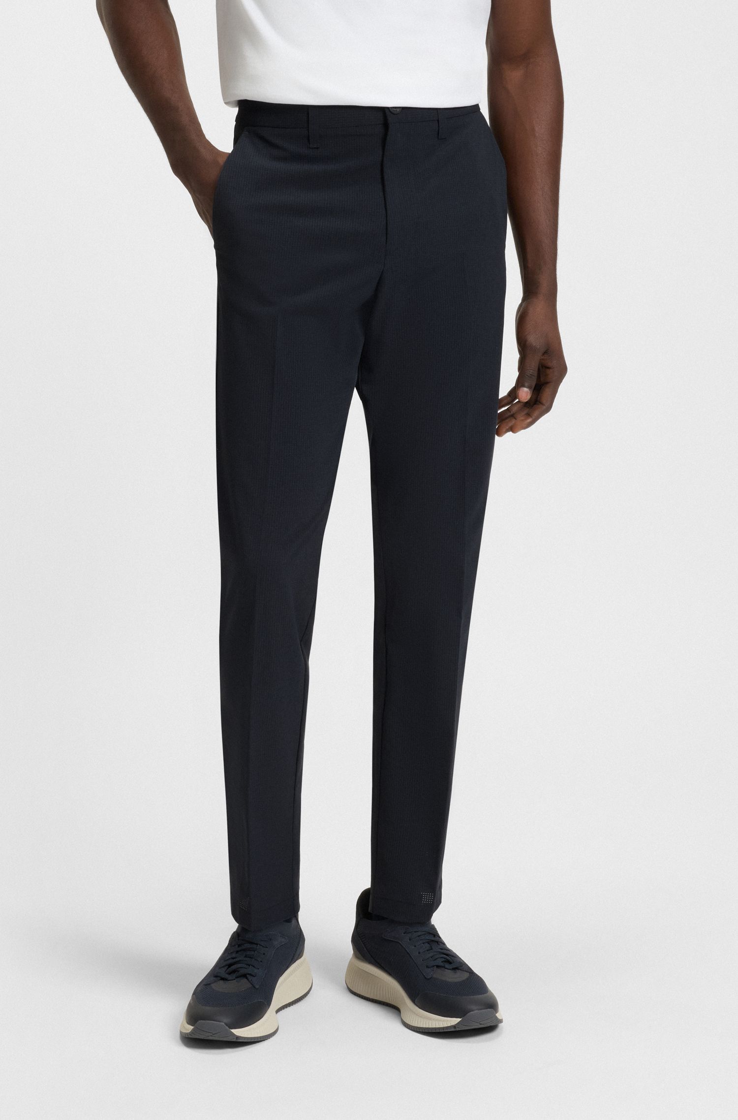 Quần âu dáng tapered fit chi tiết nút cài