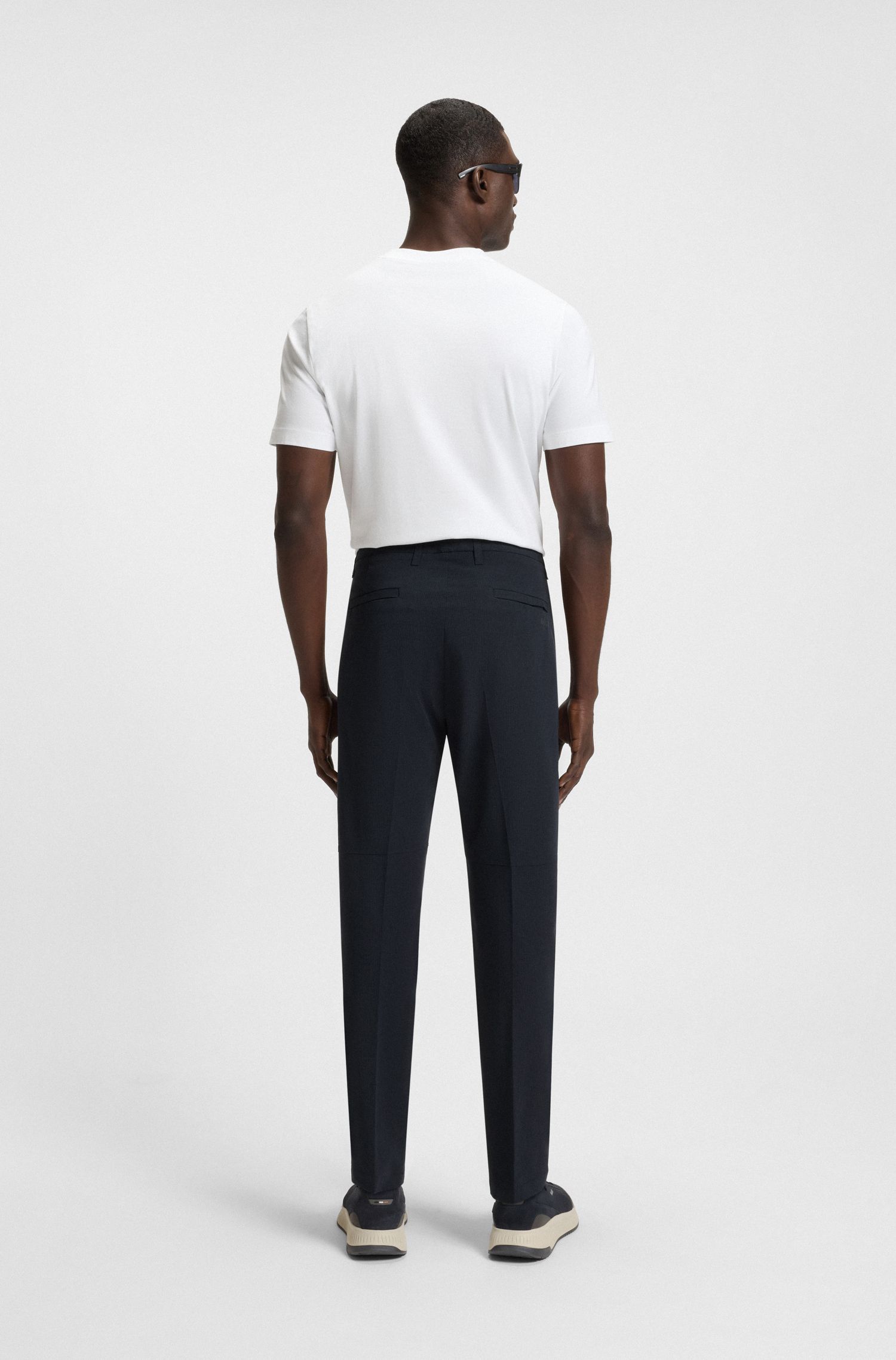 Quần âu dáng tapered fit chi tiết nút cài