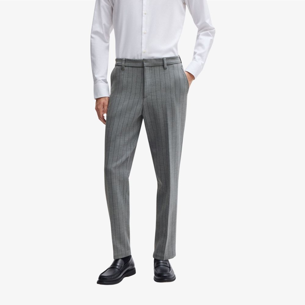 Quần dáng ôm slim fit với họa tiết sọc dọc
