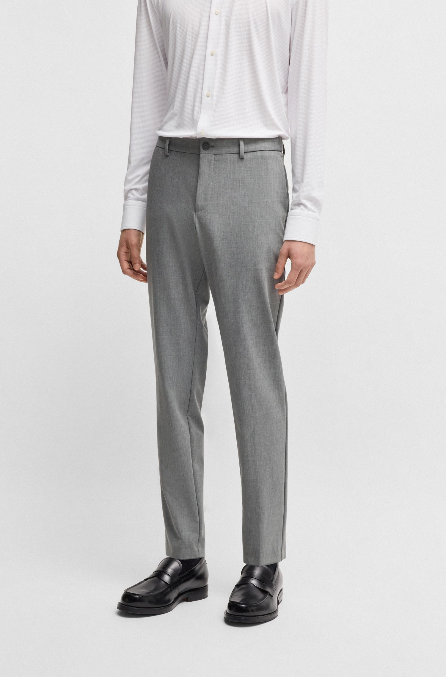 Quần âu dáng ôm slim fit với chất liệu vải co giãn hiệu suất