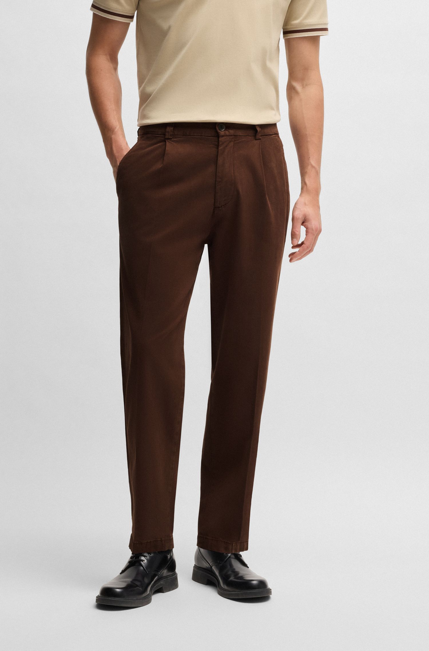 Quần dài dáng tapered fit chất liệu twill co giãn