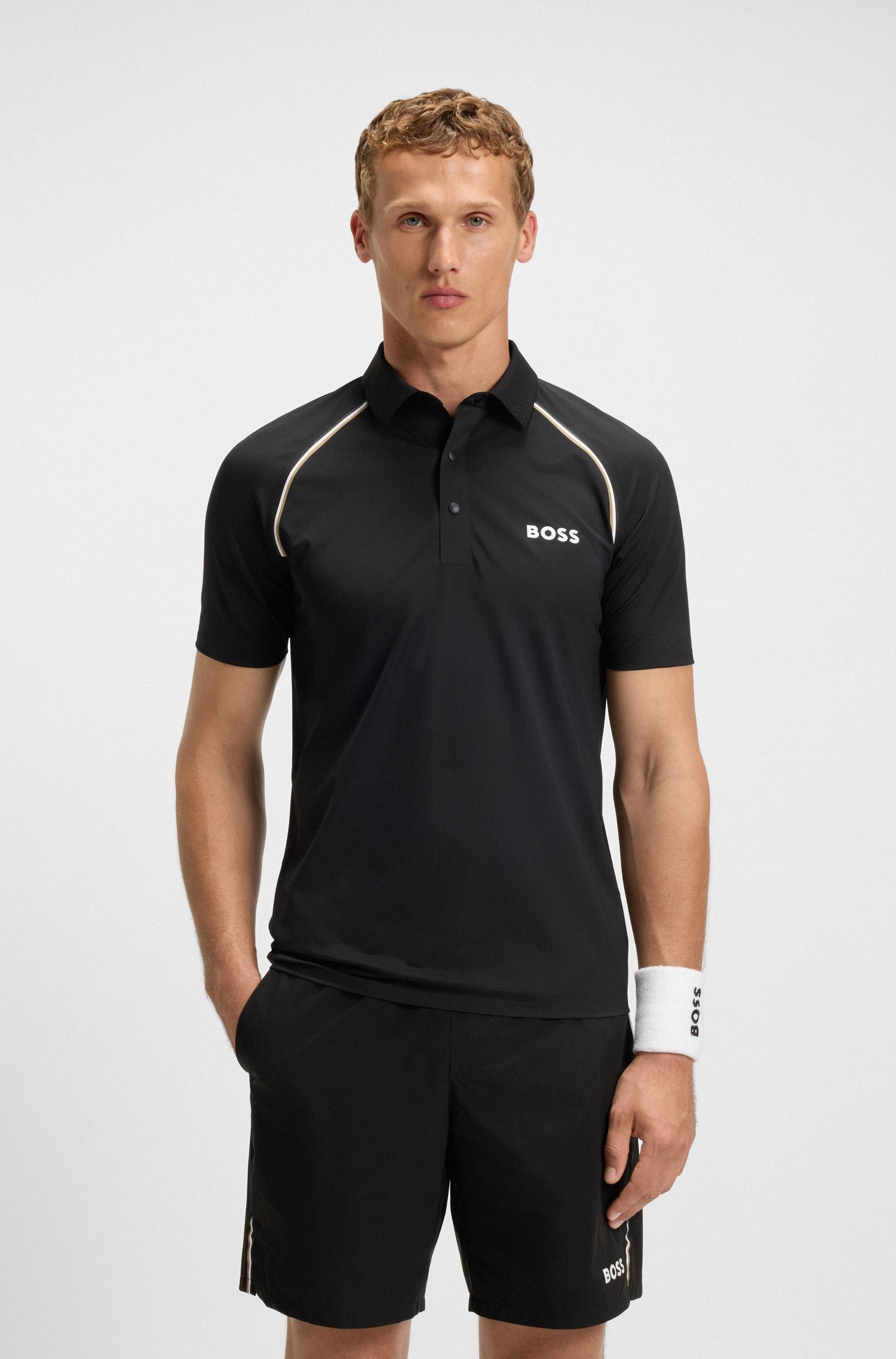 Áo polo thể thao dáng slim-fit với tính năng khử mùi
