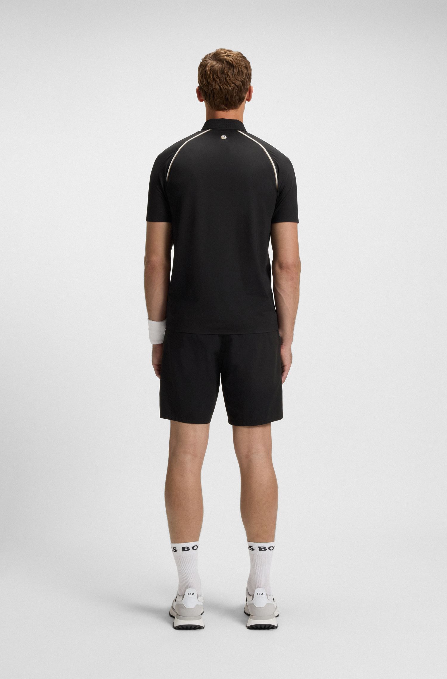 Áo polo thể thao dáng slim-fit với tính năng khử mùi