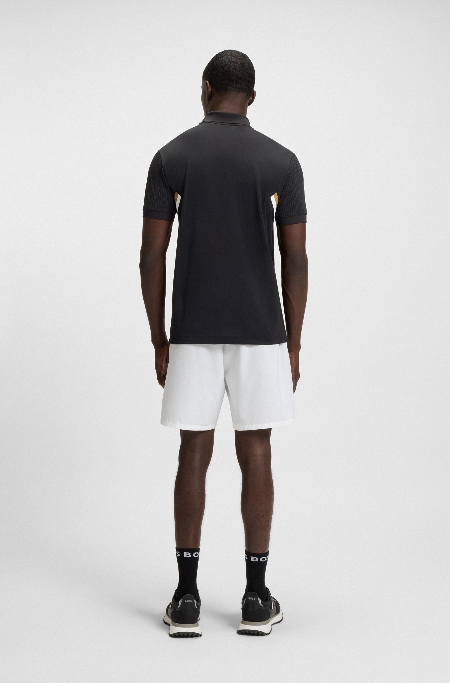 Áo polo thể thao dáng slim-fit với khả năng quản lý độ ẩm