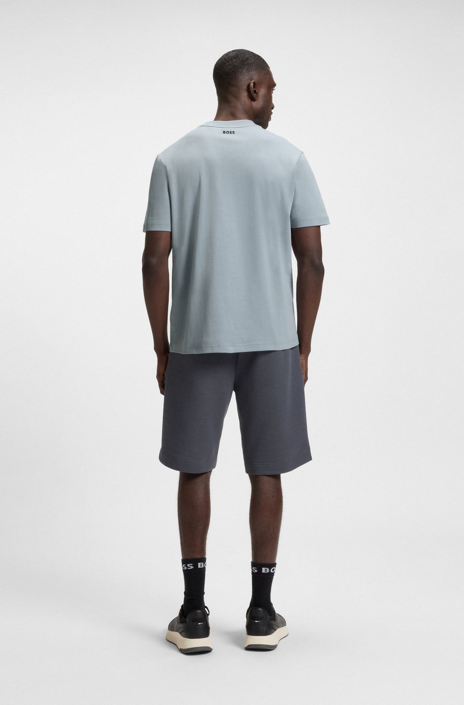 Áo thun dáng relaxed-fit với logo in lưới lấy cảm hứng tennis