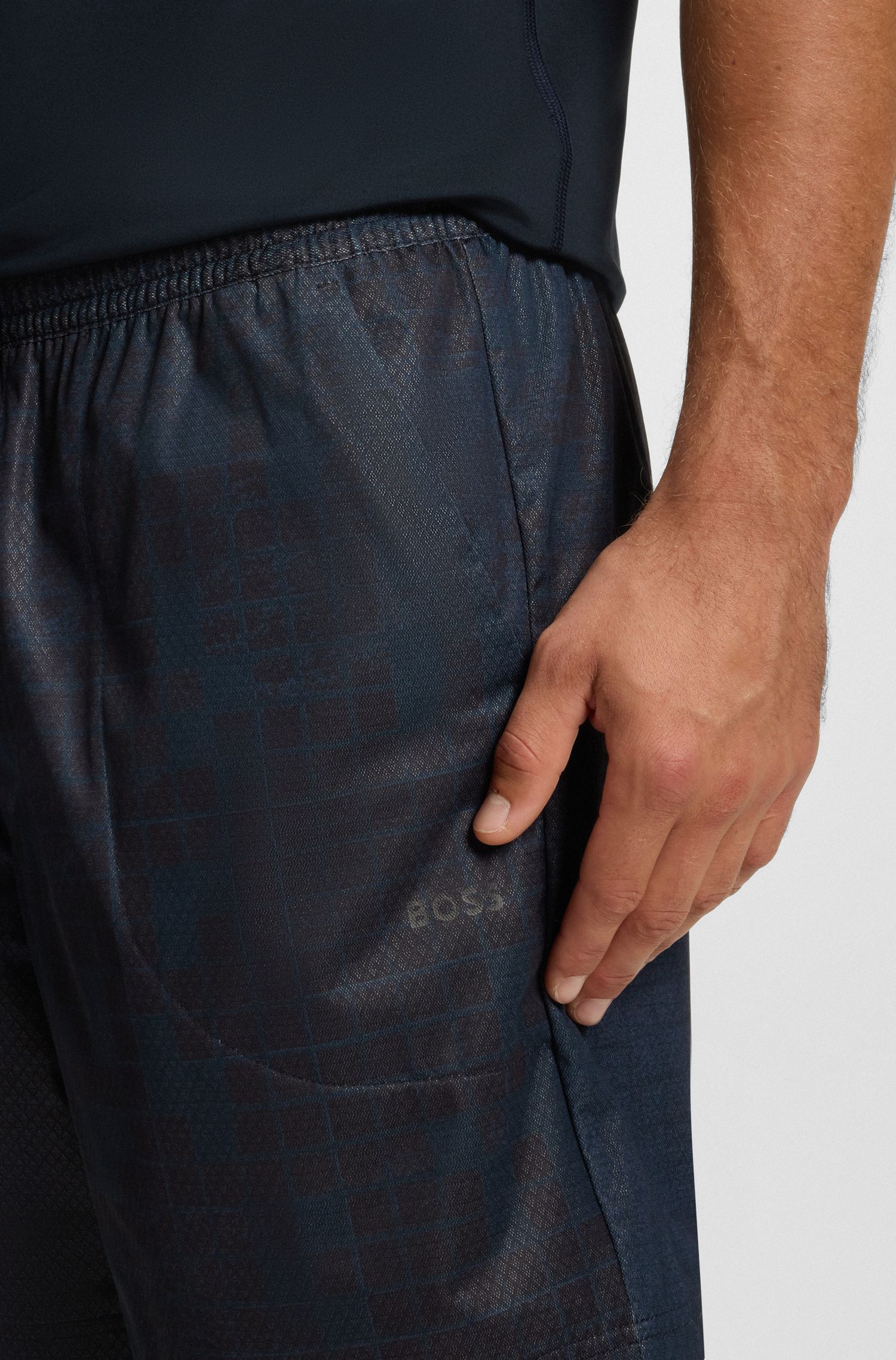 BOSS - Quần short thể thao in họa tiết toàn bộ
