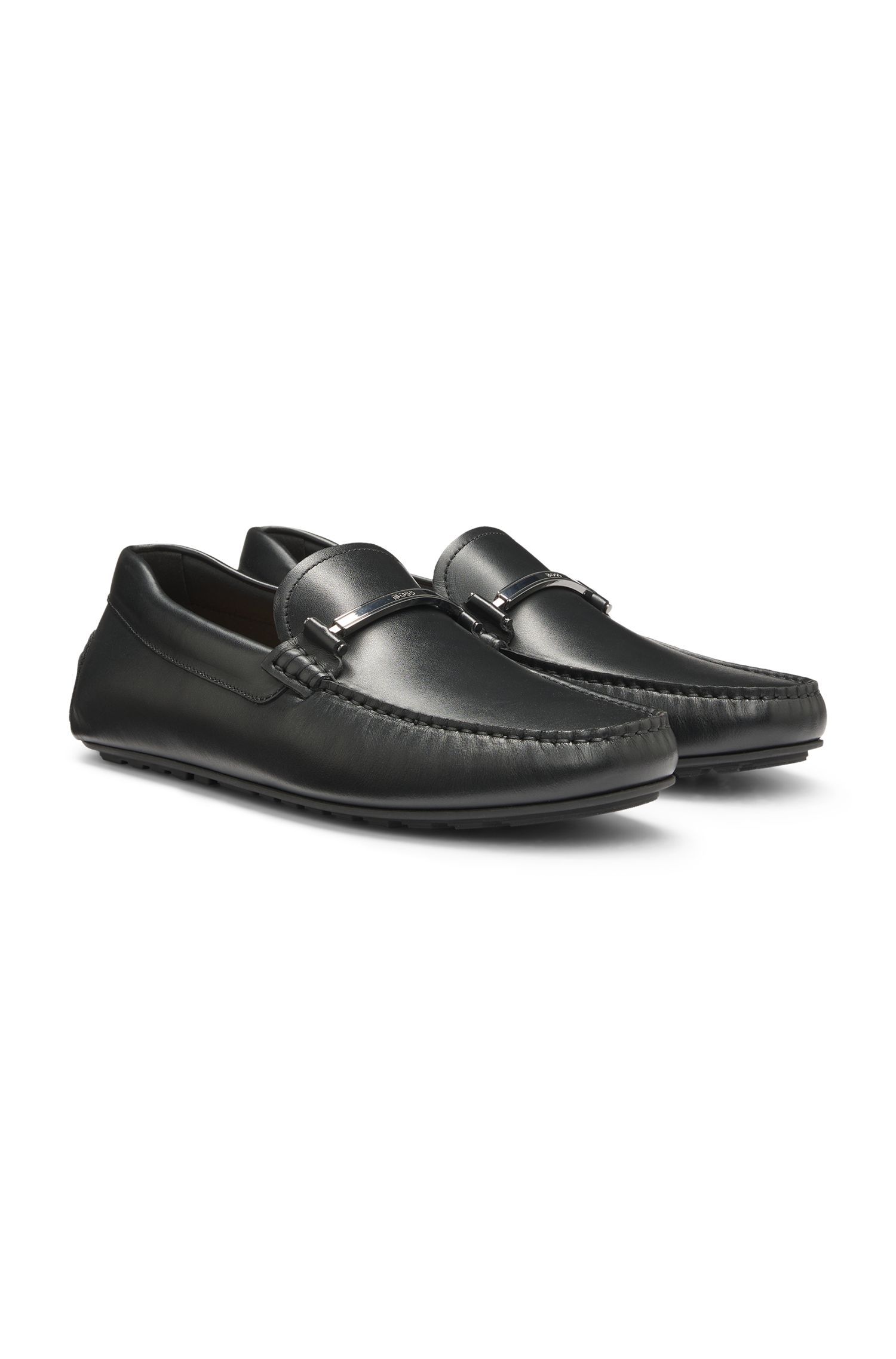 Giày loafers da với chi tiết logo kim loại