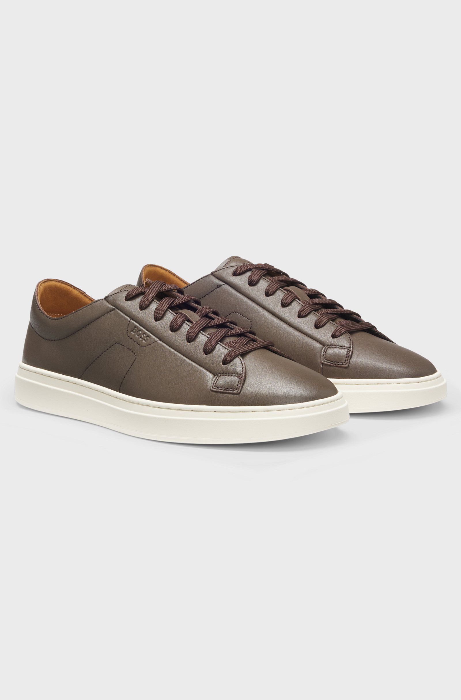 Giày sneakers da với logo dập nổi