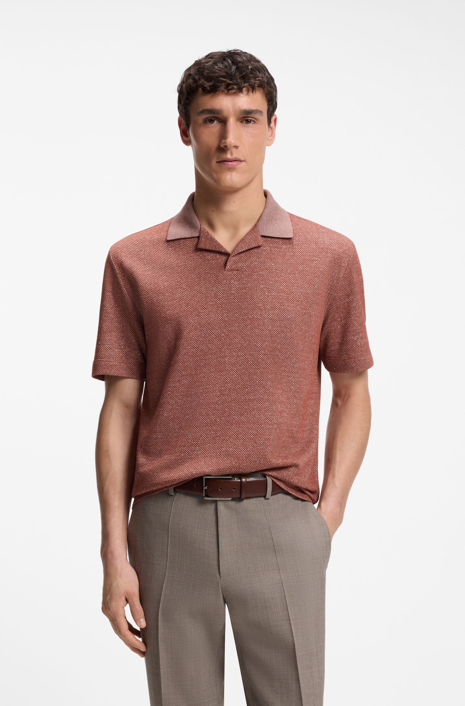Áo polo cổ bẻ làm từ chất liệu cotton, lanh và lụa