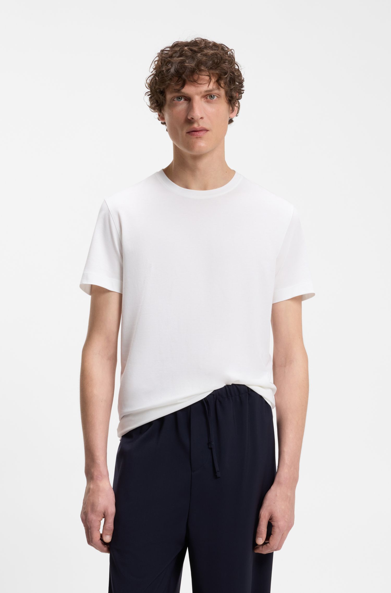Áo thun BOSS BY BECKHAM làm từ chất liệu cotton và lụa.