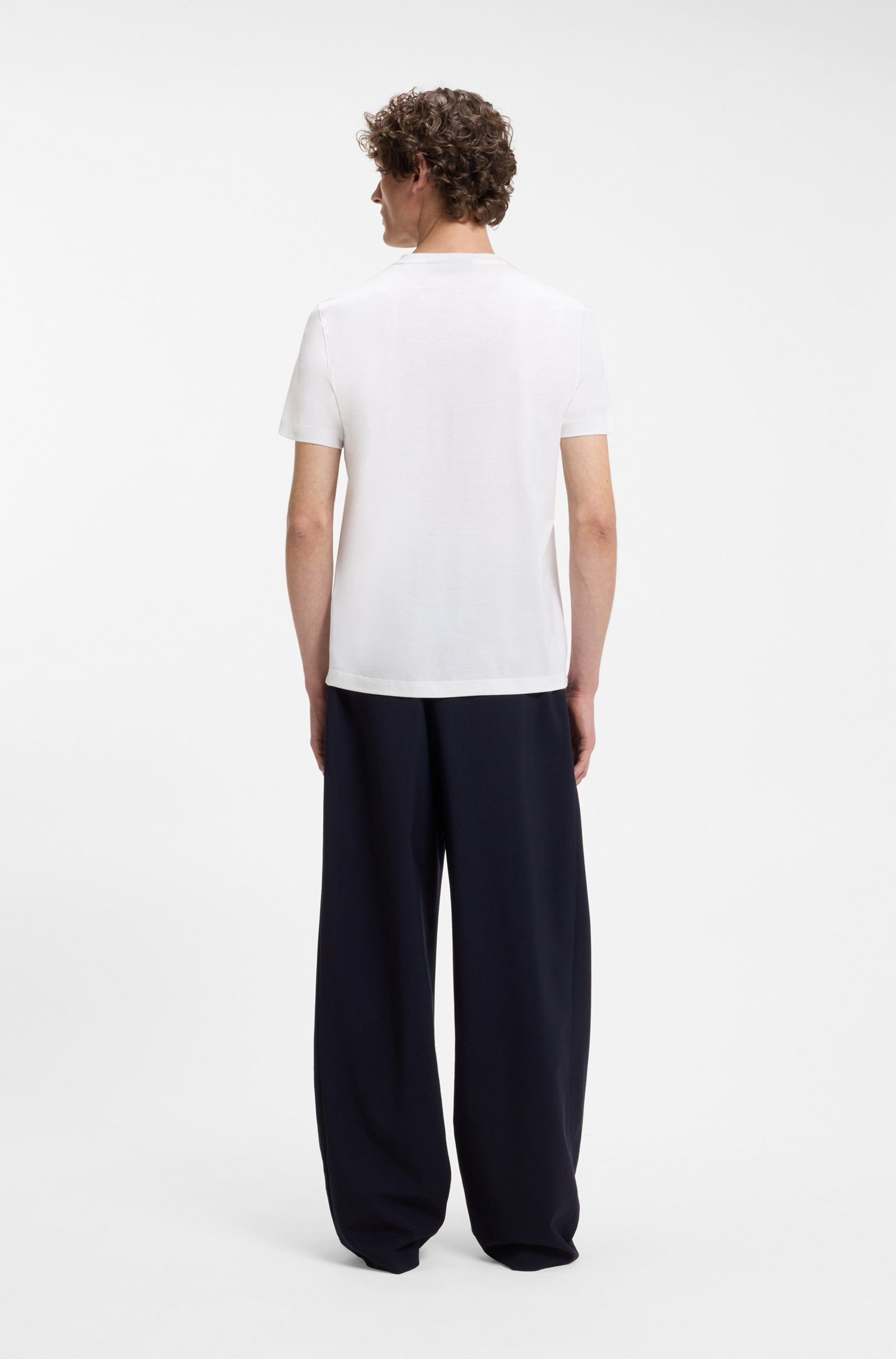Áo thun BOSS BY BECKHAM làm từ chất liệu cotton và lụa.