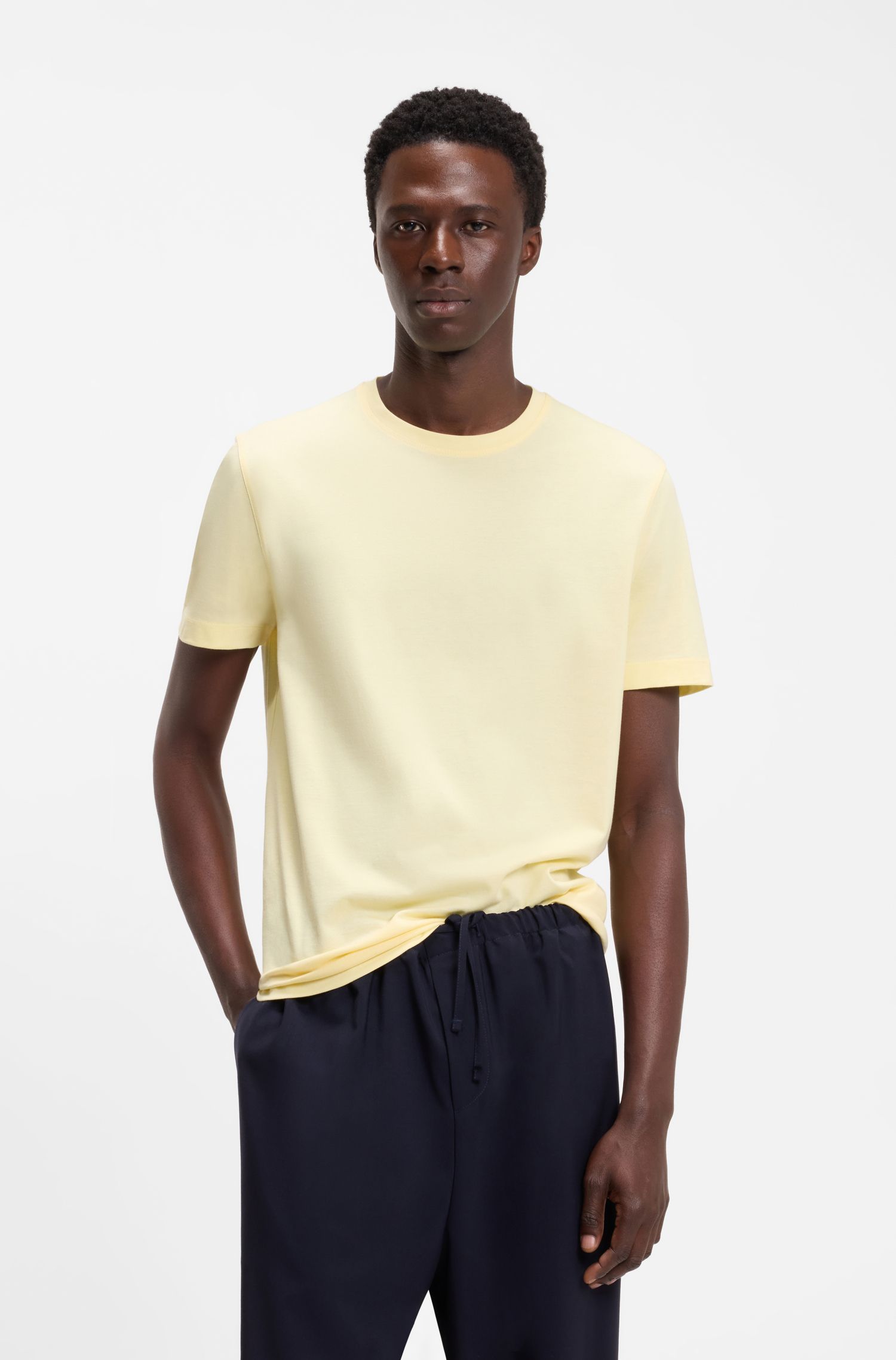 Áo thun BOSS BY BECKHAM làm từ chất liệu cotton và lụa.