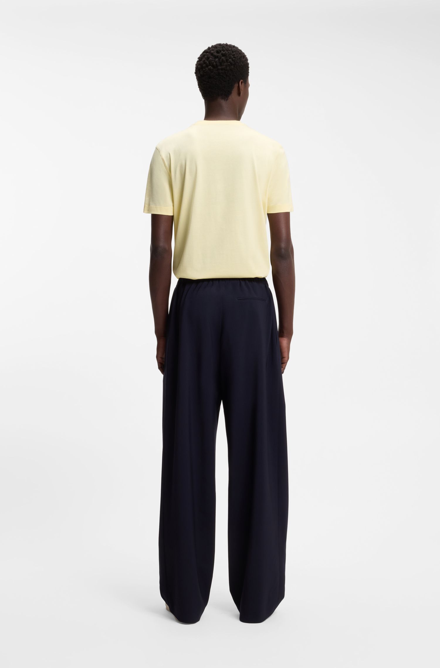 BOSS - Áo thun BOSS BY BECKHAM làm từ chất liệu cotton và lụa.