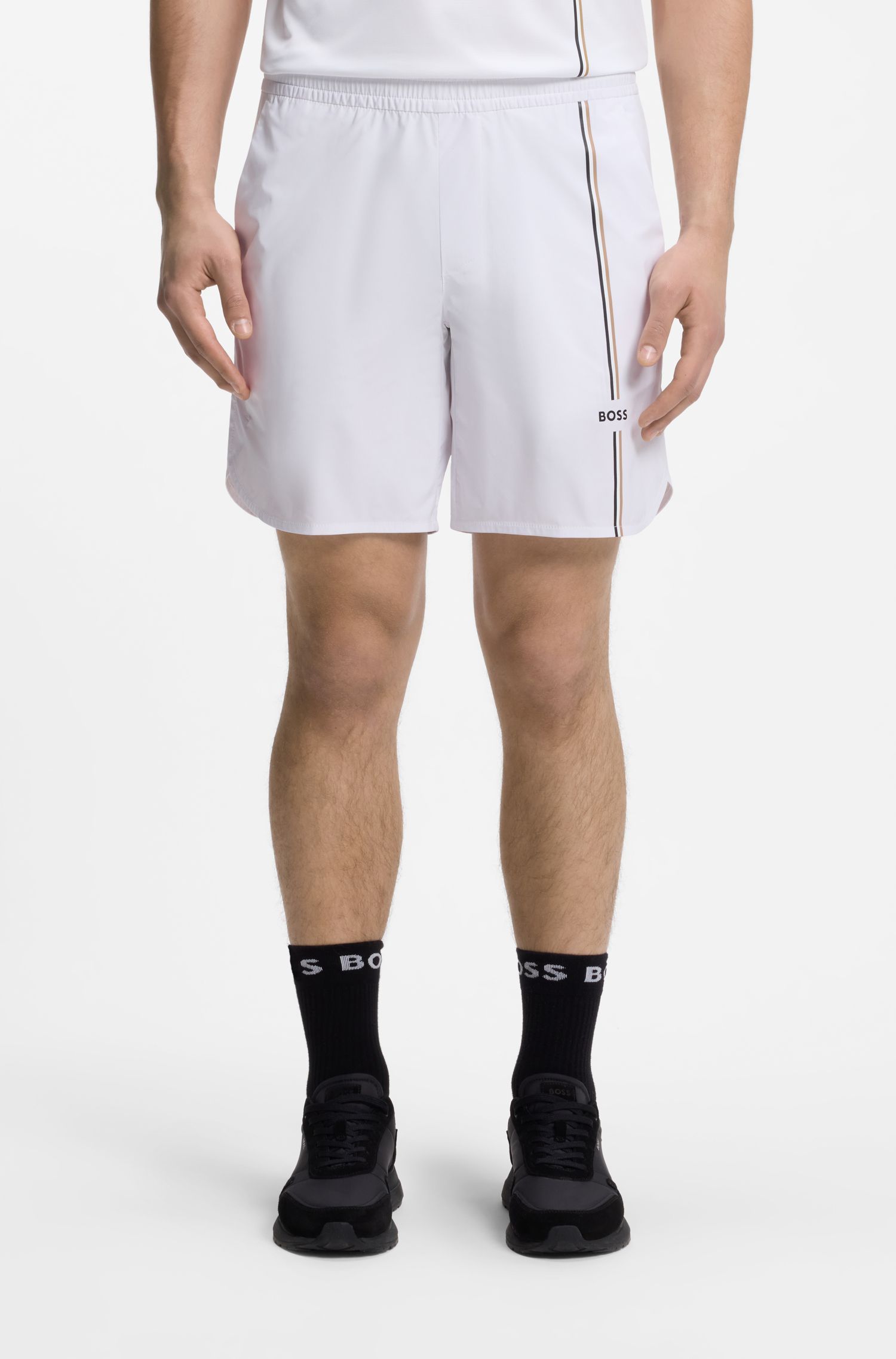 Quần đùi tennis năng động được làm từ chất liệu NOVA cải tiến.
