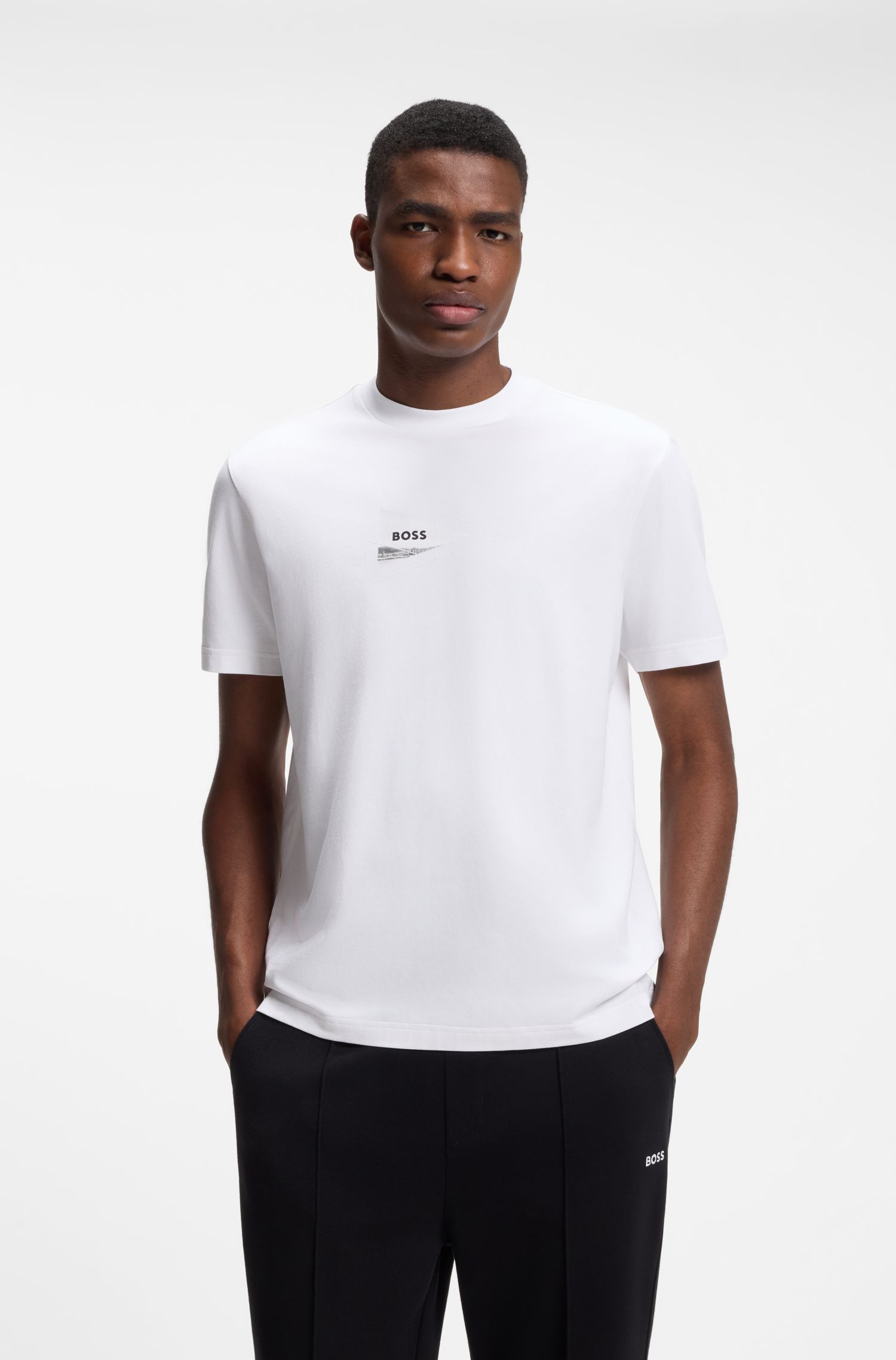 Áo thun in hình dáng vừa vặn, chất liệu cotton co giãn.
