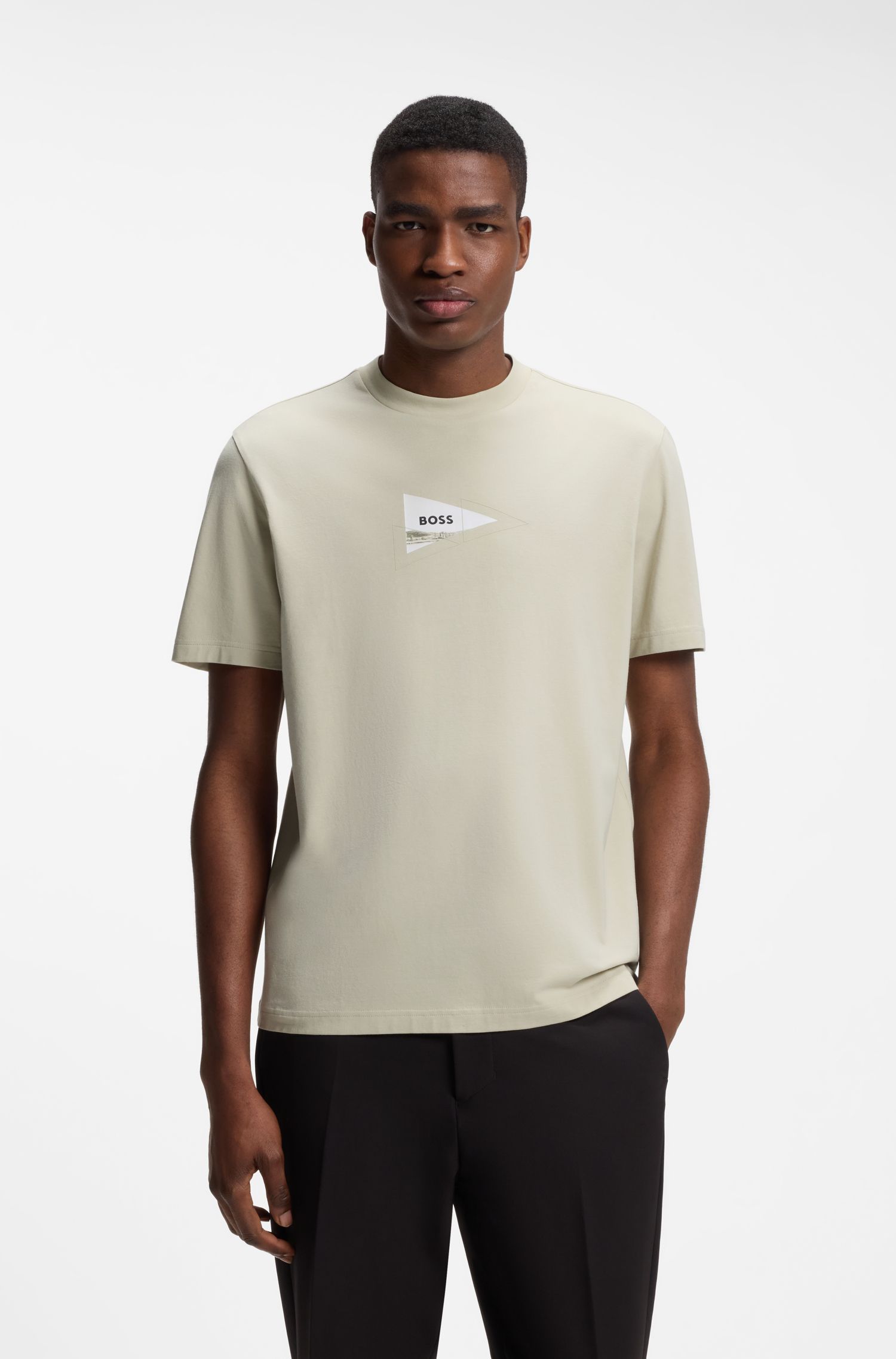 Áo thun in hình dáng vừa vặn, chất liệu cotton co giãn.