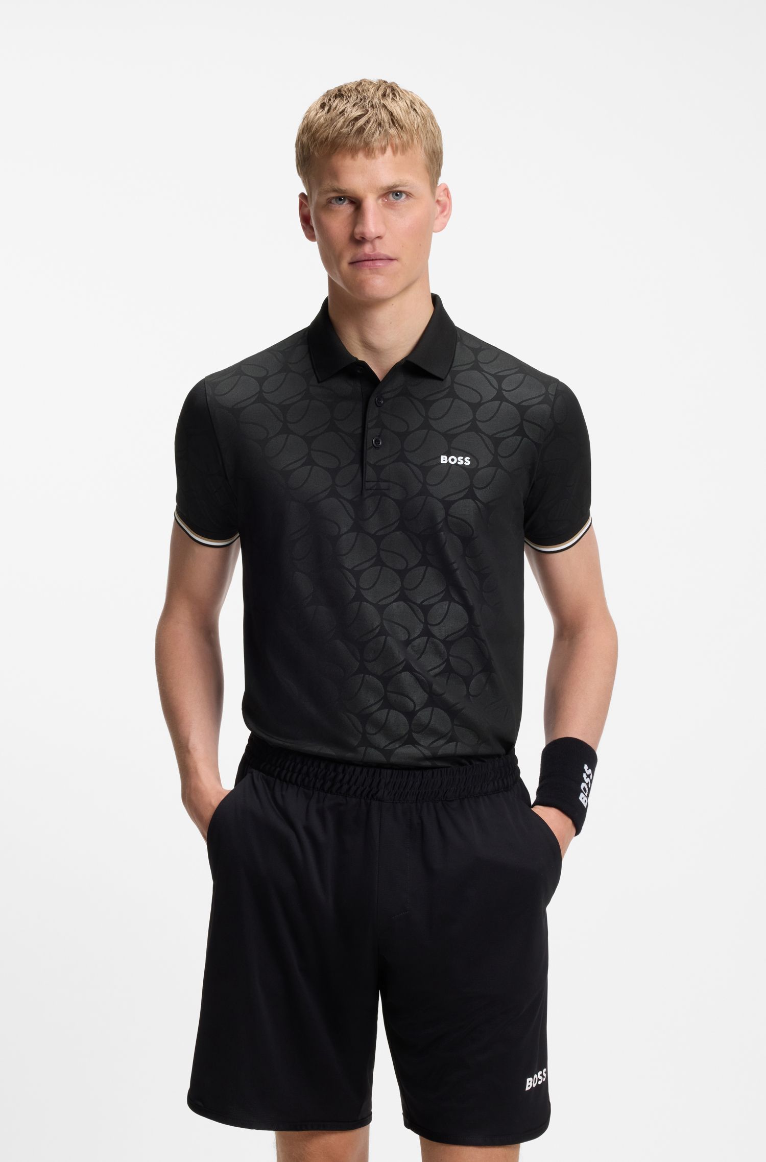 Áo polo dáng ôm năng động với họa tiết quả bóng tennis dập nổi.