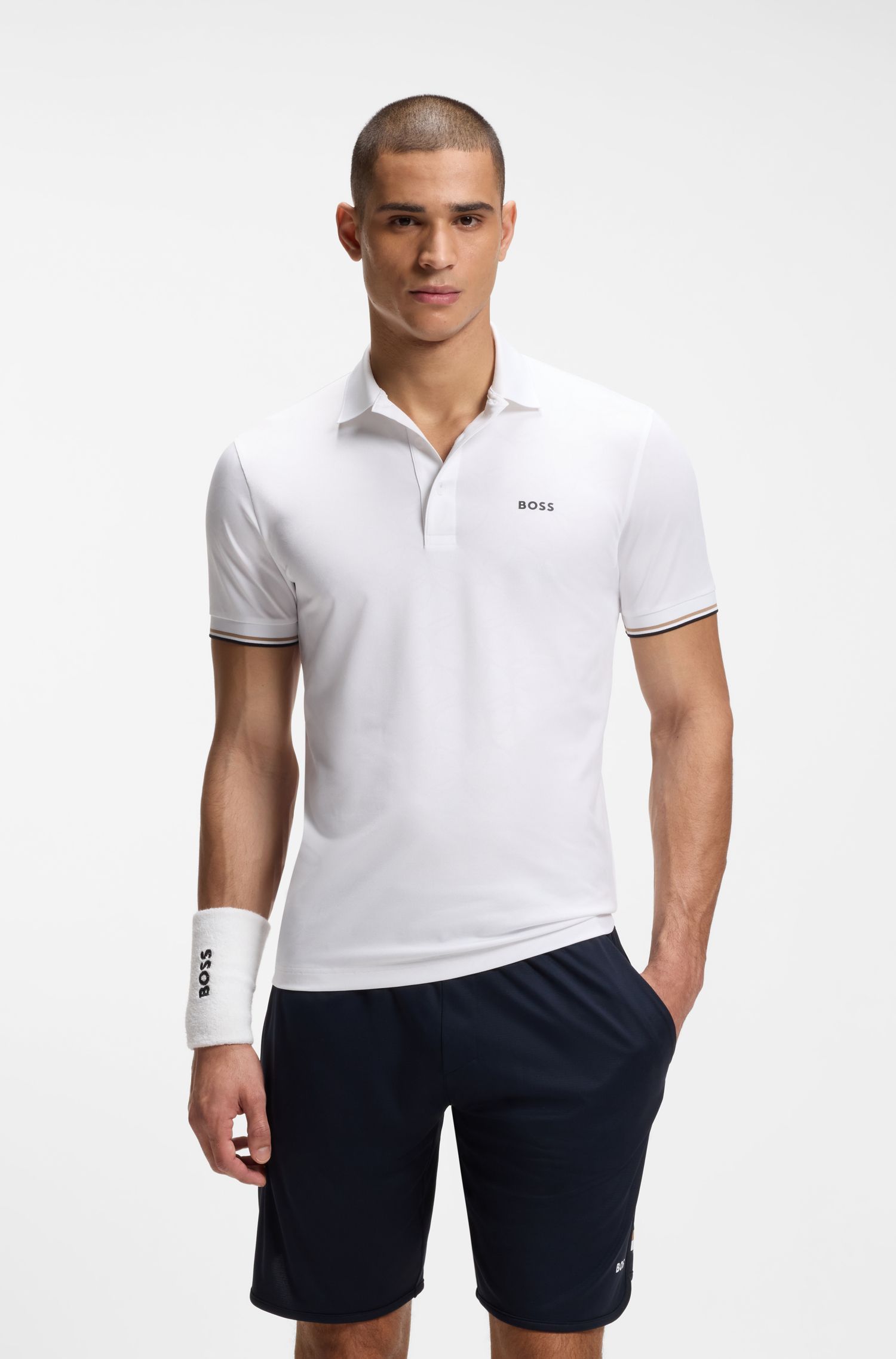 Áo polo dáng ôm năng động với họa tiết quả bóng tennis dập nổi.
