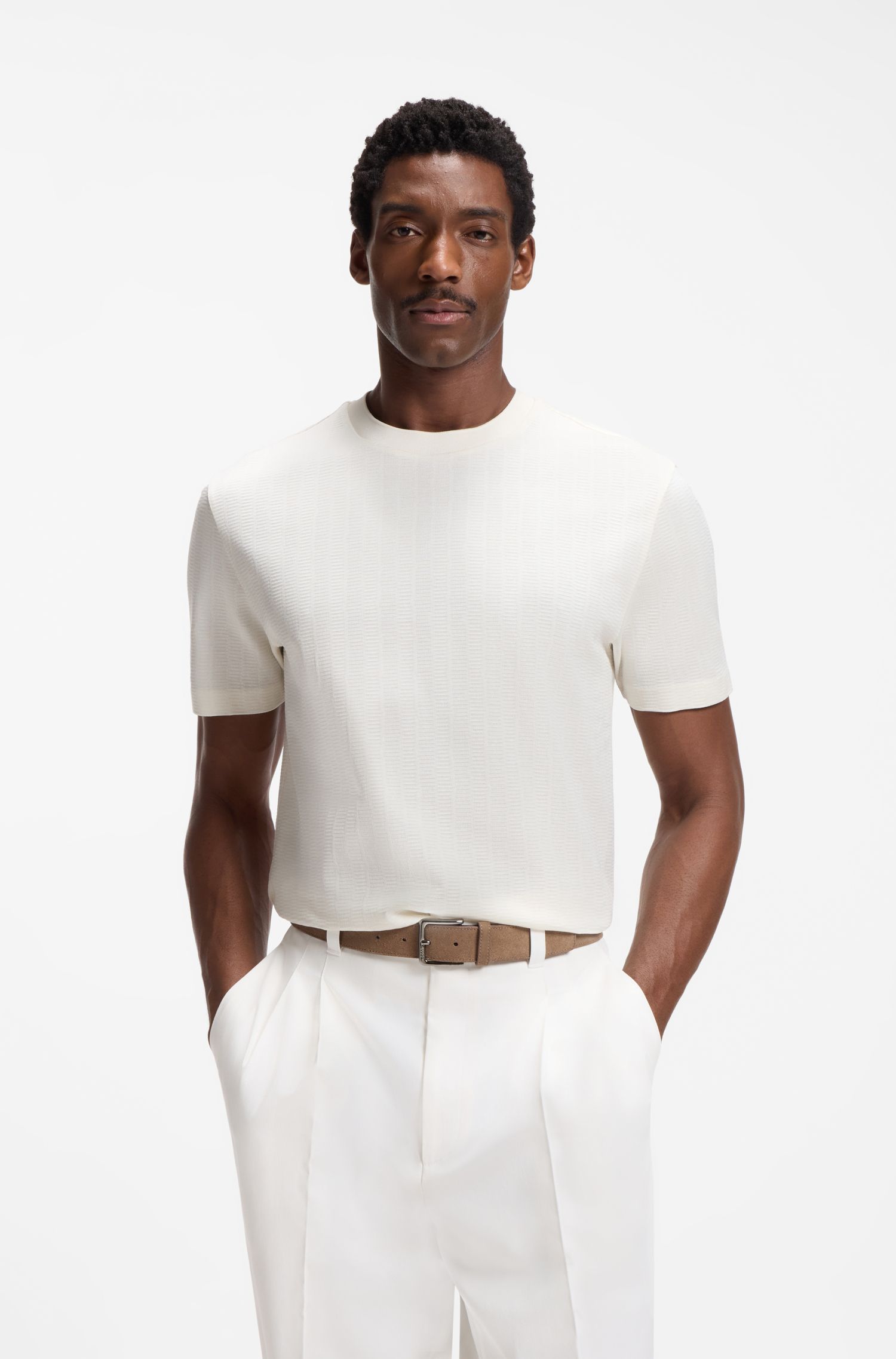 Áo thun dáng regular fit làm từ chất liệu cotton với họa tiết jacquard nổi.
