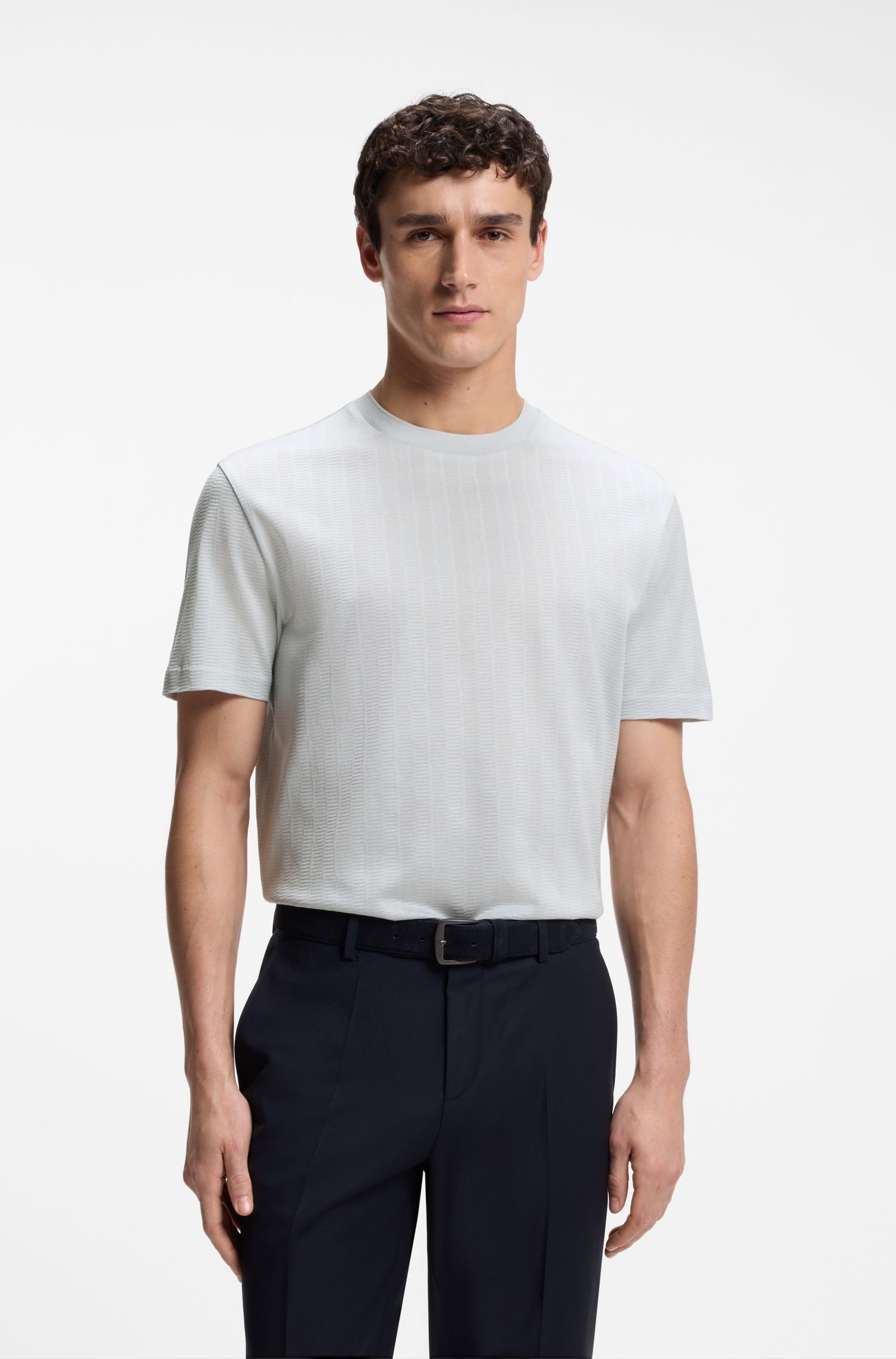 Áo thun dáng regular fit làm từ chất liệu cotton với họa tiết jacquard nổi.
