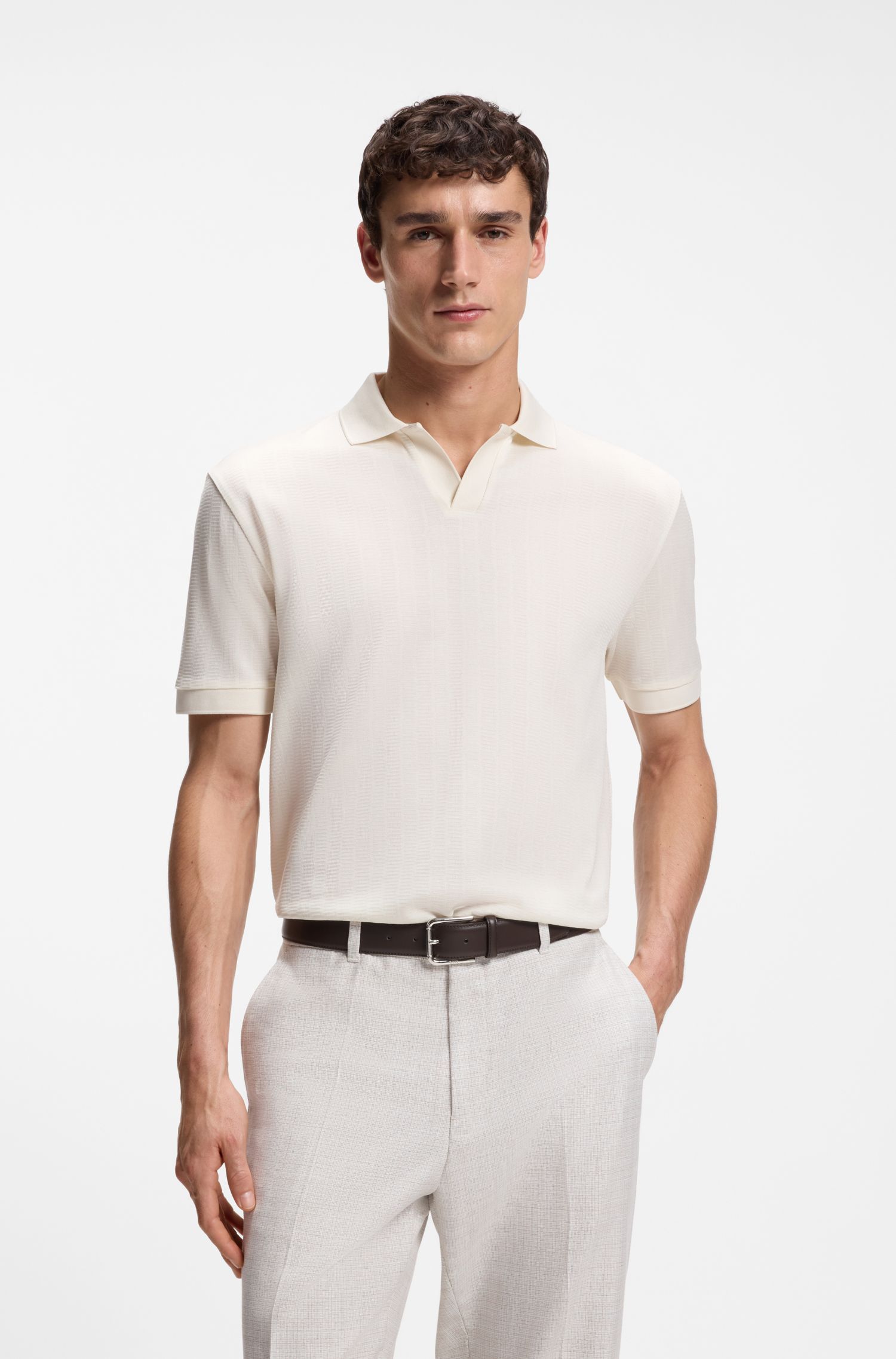 Áo polo vải jacquard cotton với cổ áo Johnny.