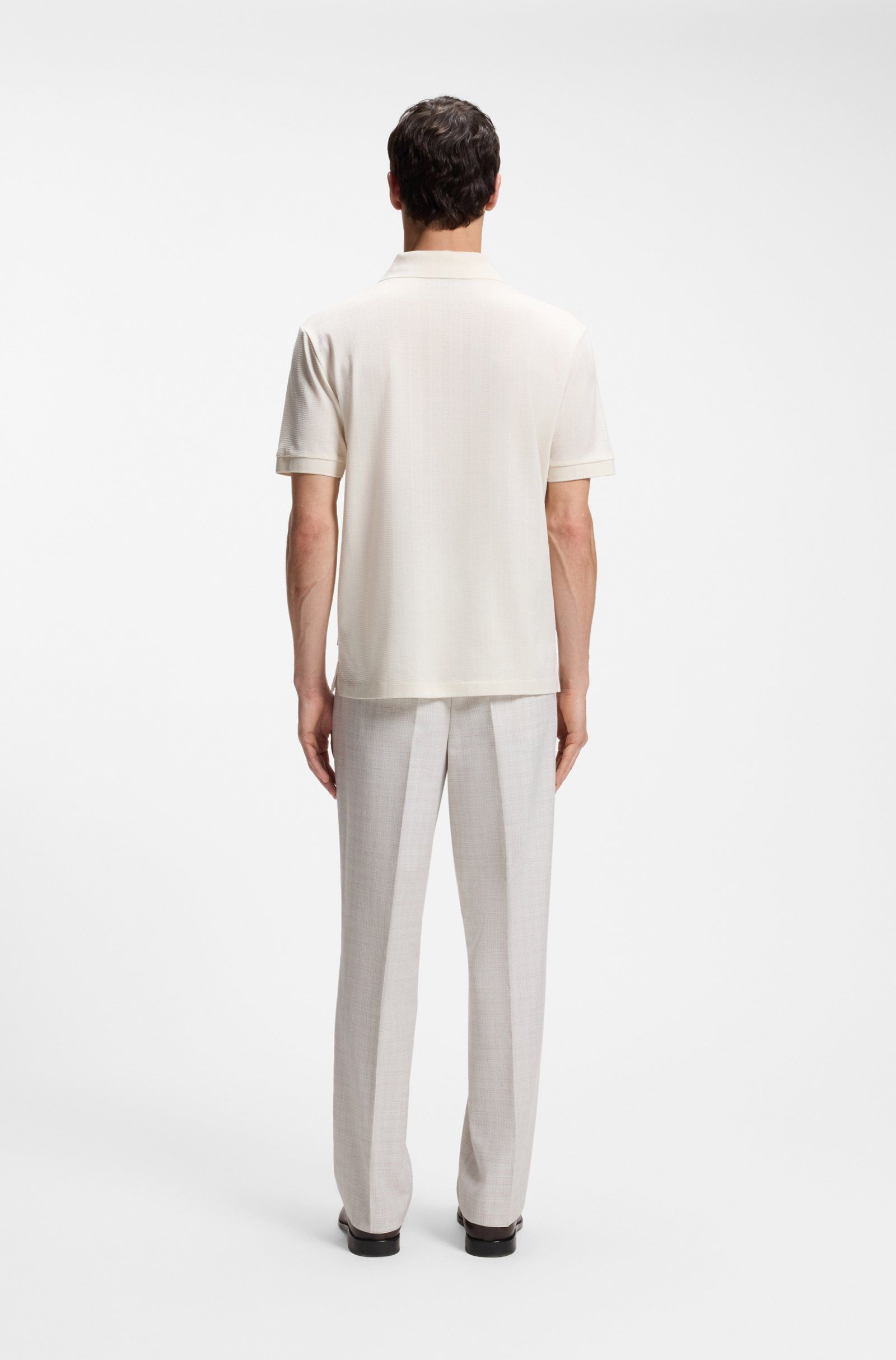 Áo polo vải jacquard cotton với cổ áo Johnny.