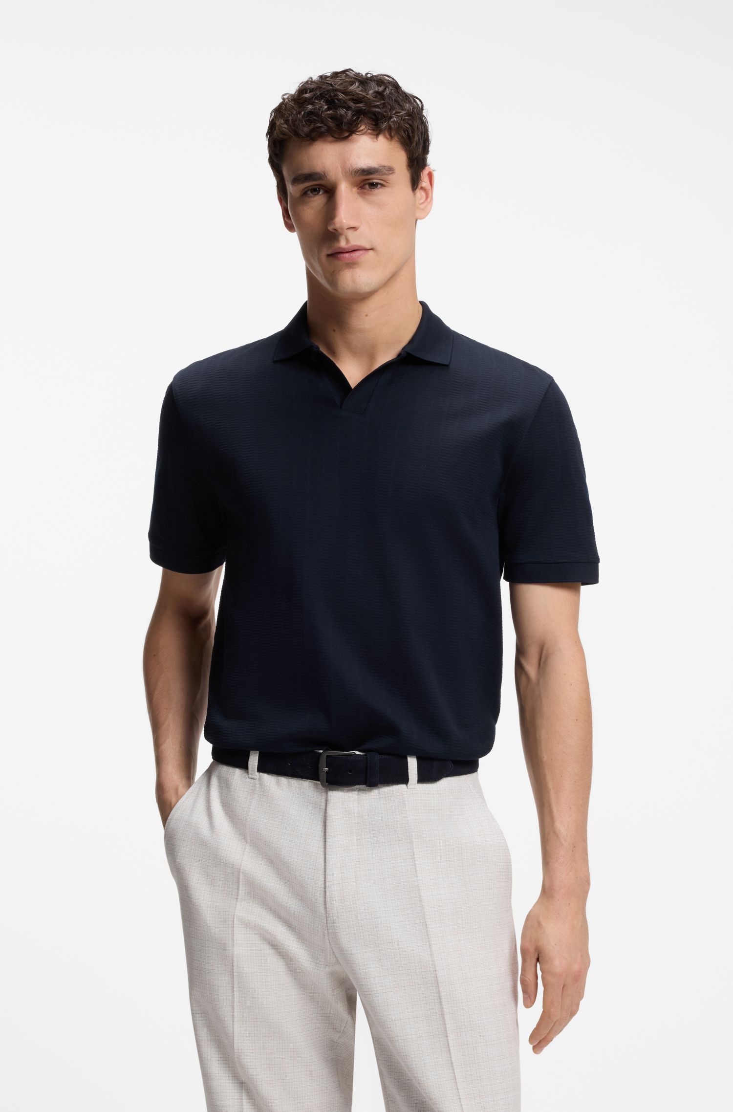 Áo polo vải jacquard cotton với cổ áo Johnny.