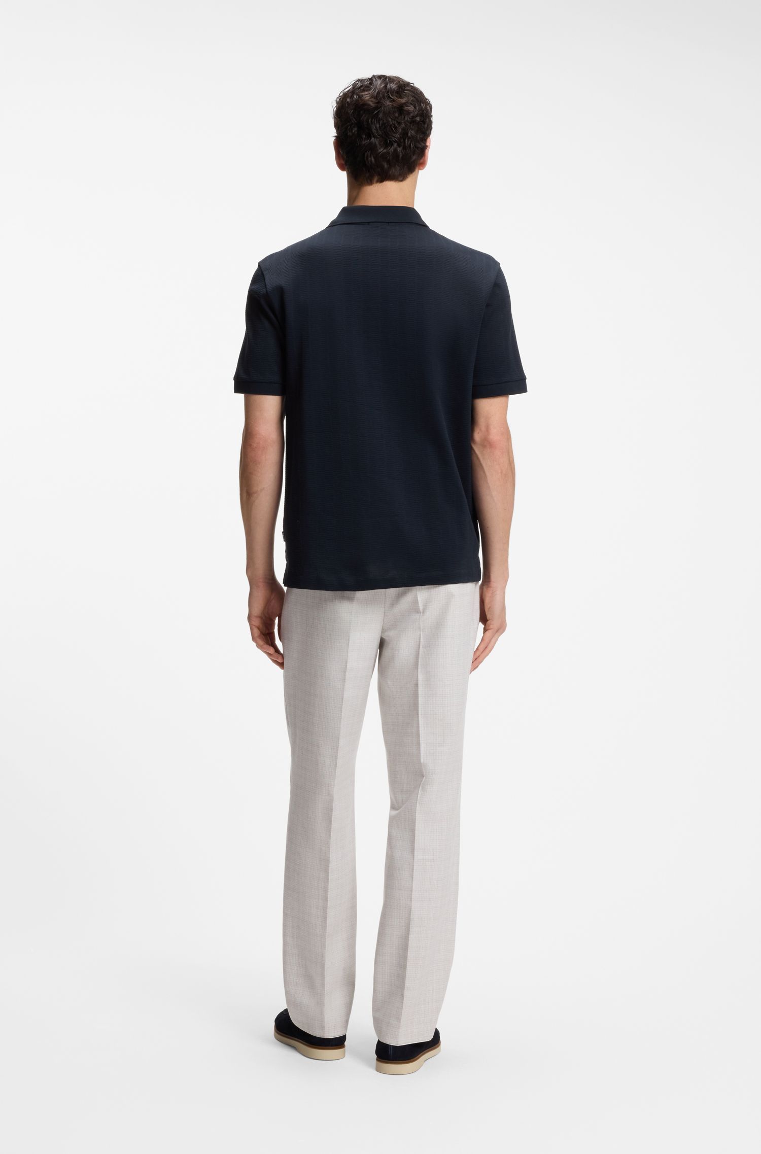 Áo polo vải jacquard cotton với cổ áo Johnny.