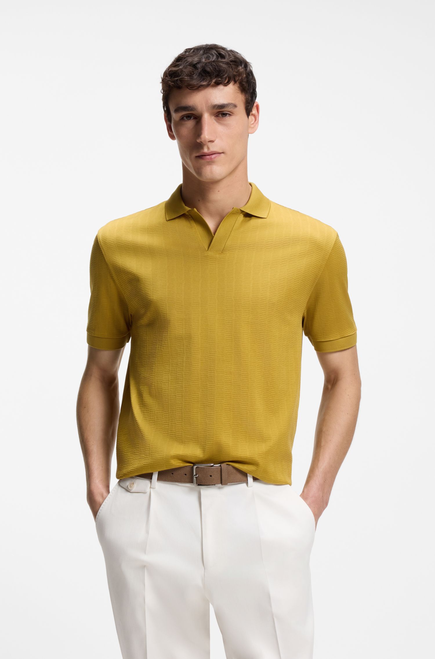Áo polo vải jacquard cotton với cổ áo Johnny.